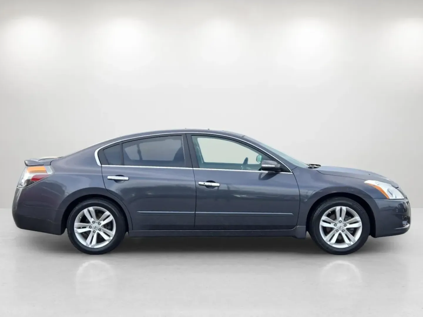 2012 /Charcoal Nissan Altima 3.5 SR (1N4BL2AP3CN) with an Other engine, located at 3959 U.S. 80 W, Phenix City, AL, 36870, (334) 297-4885, 32.469296, -85.135185 - Are you searching for your next reliable sedan that's perfect for daily commutes, family outings, or weekend adventures? Look no further than this stunning 2012 Nissan Altima 3.5 SR, now available at Gils Auto in Phenix City, AL! With its sleek gray exterior and luxurious charcoal leather interior, - Photo#4