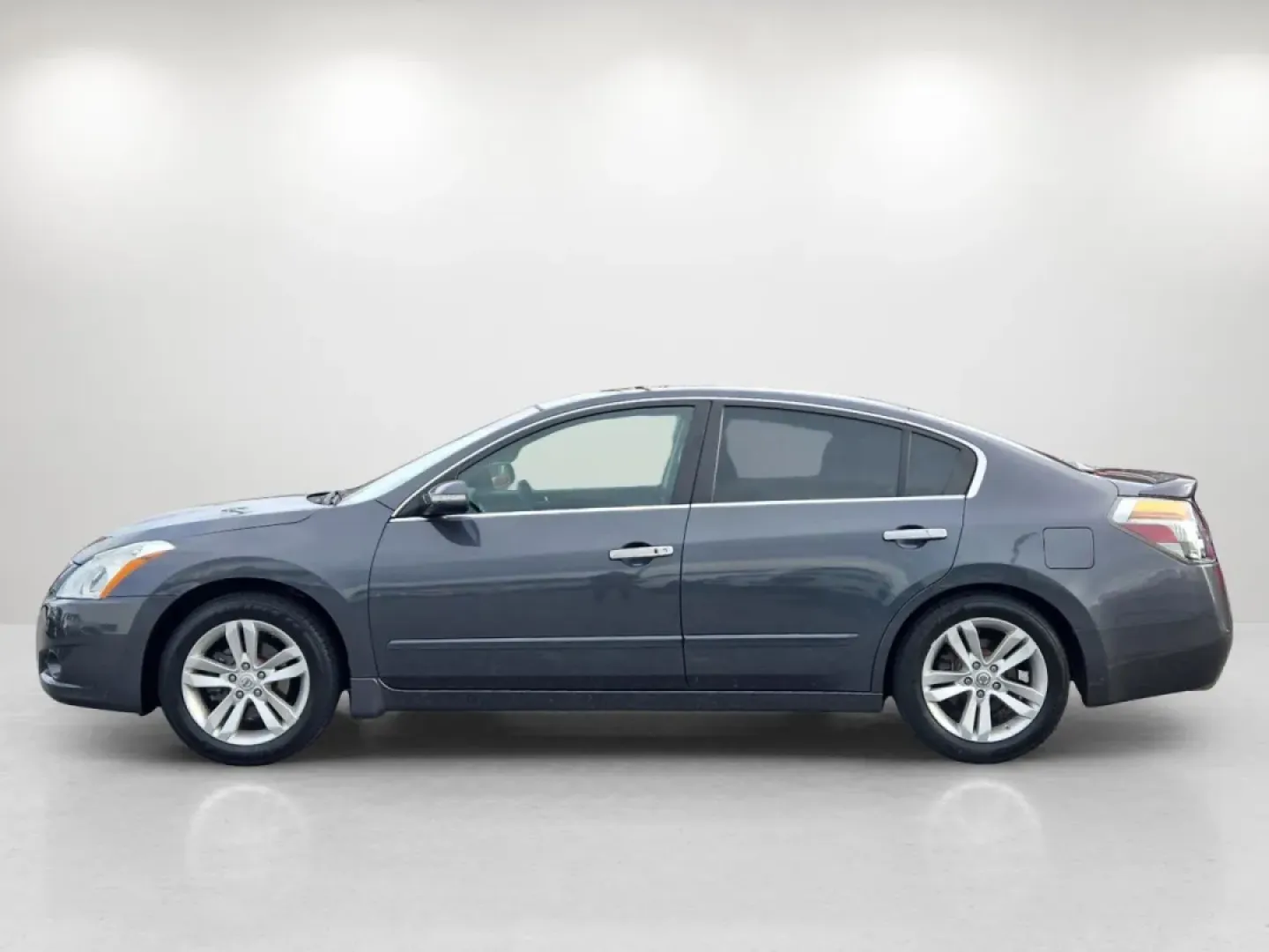 2012 /Charcoal Nissan Altima 3.5 SR (1N4BL2AP3CN) with an Other engine, located at 3959 U.S. 80 W, Phenix City, AL, 36870, (334) 297-4885, 32.469296, -85.135185 - Are you searching for your next reliable sedan that's perfect for daily commutes, family outings, or weekend adventures? Look no further than this stunning 2012 Nissan Altima 3.5 SR, now available at Gils Auto in Phenix City, AL! With its sleek gray exterior and luxurious charcoal leather interior, - Photo#8