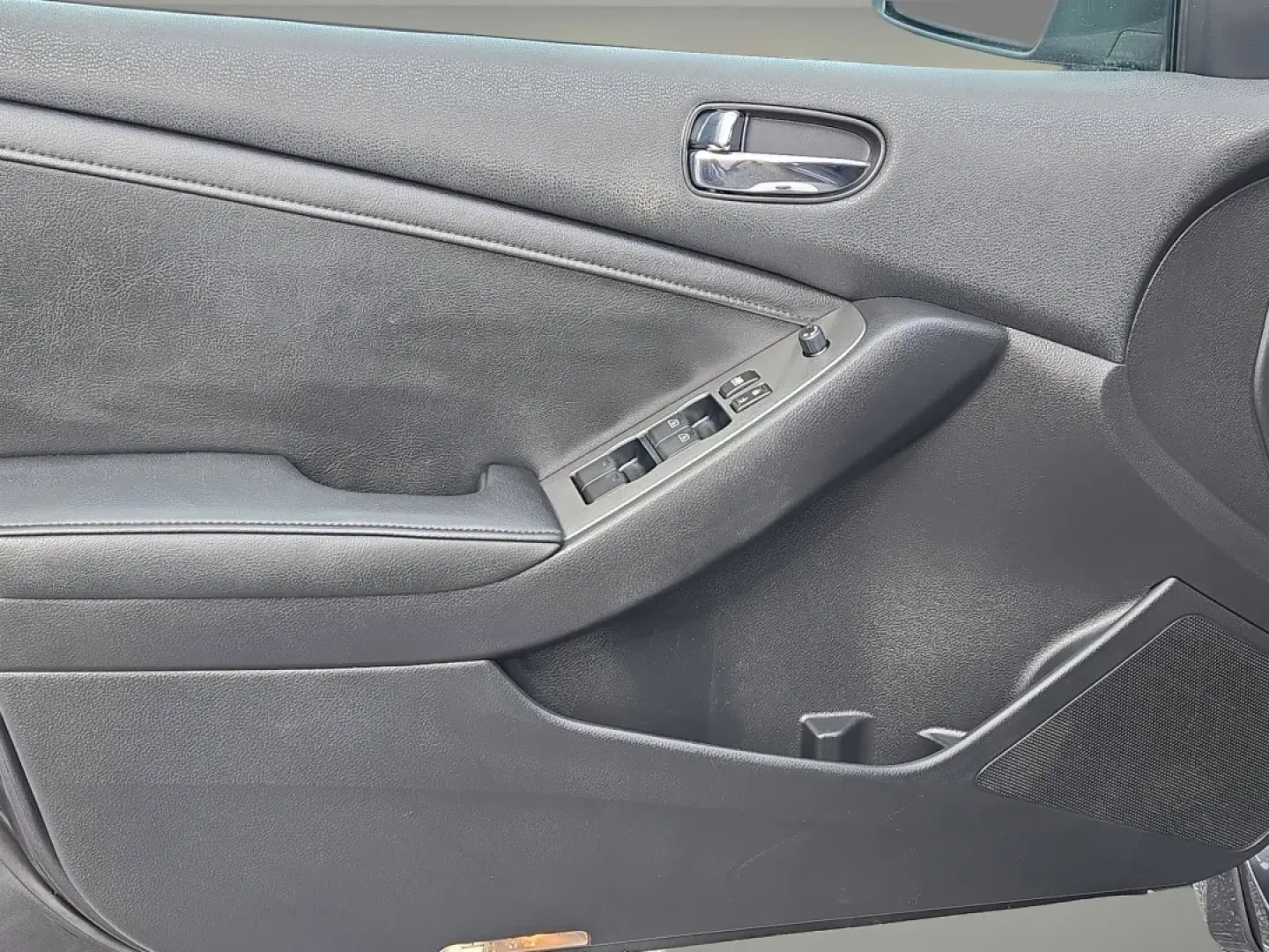 2012 /Charcoal Nissan Altima 3.5 SR (1N4BL2AP3CN) with an Other engine, located at 3959 U.S. 80 W, Phenix City, AL, 36870, (334) 297-4885, 32.469296, -85.135185 - Are you searching for your next reliable sedan that's perfect for daily commutes, family outings, or weekend adventures? Look no further than this stunning 2012 Nissan Altima 3.5 SR, now available at Gils Auto in Phenix City, AL! With its sleek gray exterior and luxurious charcoal leather interior, - Photo#9