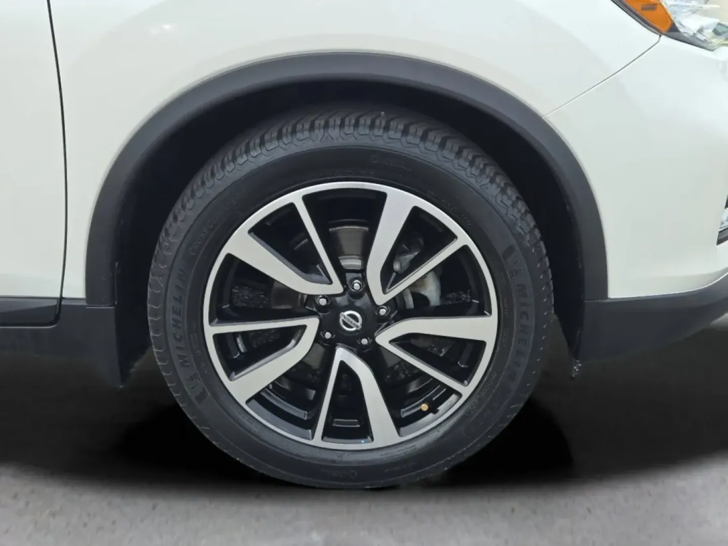 2018 /Charcoal Nissan Rogue SL (JN8AT2MT0JW) with an Other engine, located at 7000 Northlake Connector, Columbus, GA, 31904, (706) 987-8085, 32.524975, -84.978134 - Discover the perfect blend of style, comfort, and functionality with this stunning 2018 Nissan Rogue SL, available now at Gils Auto in Phenix City, AL. Whether you're a growing family looking for dependable transportation or a commuter seeking a reliable and efficient ride, this SUV is designed to e - Photo#2