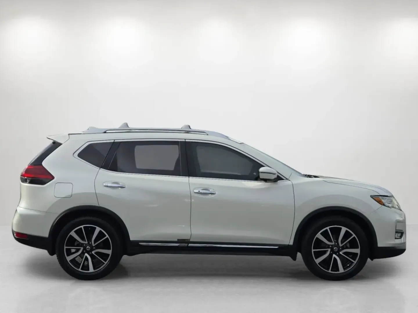 2018 /Charcoal Nissan Rogue SL (JN8AT2MT0JW) with an Other engine, located at 7000 Northlake Connector, Columbus, GA, 31904, (706) 987-8085, 32.524975, -84.978134 - Discover the perfect blend of style, comfort, and functionality with this stunning 2018 Nissan Rogue SL, available now at Gils Auto in Phenix City, AL. Whether you're a growing family looking for dependable transportation or a commuter seeking a reliable and efficient ride, this SUV is designed to e - Photo#4