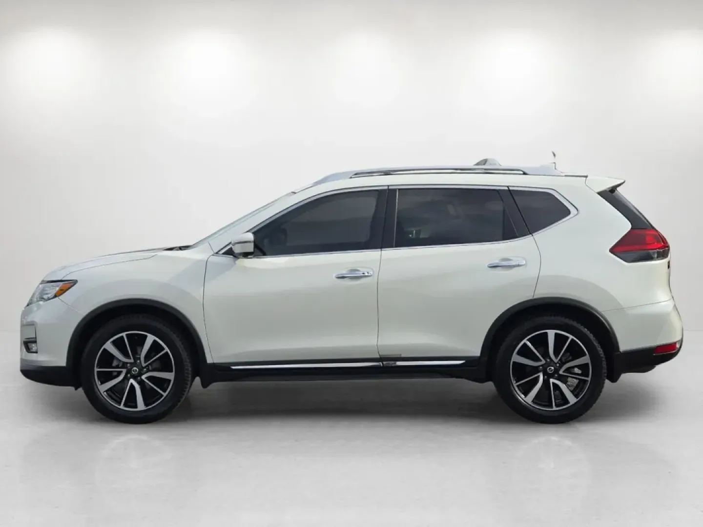 2018 /Charcoal Nissan Rogue SL (JN8AT2MT0JW) with an Other engine, located at 7000 Northlake Connector, Columbus, GA, 31904, (706) 987-8085, 32.524975, -84.978134 - Discover the perfect blend of style, comfort, and functionality with this stunning 2018 Nissan Rogue SL, available now at Gils Auto in Phenix City, AL. Whether you're a growing family looking for dependable transportation or a commuter seeking a reliable and efficient ride, this SUV is designed to e - Photo#8