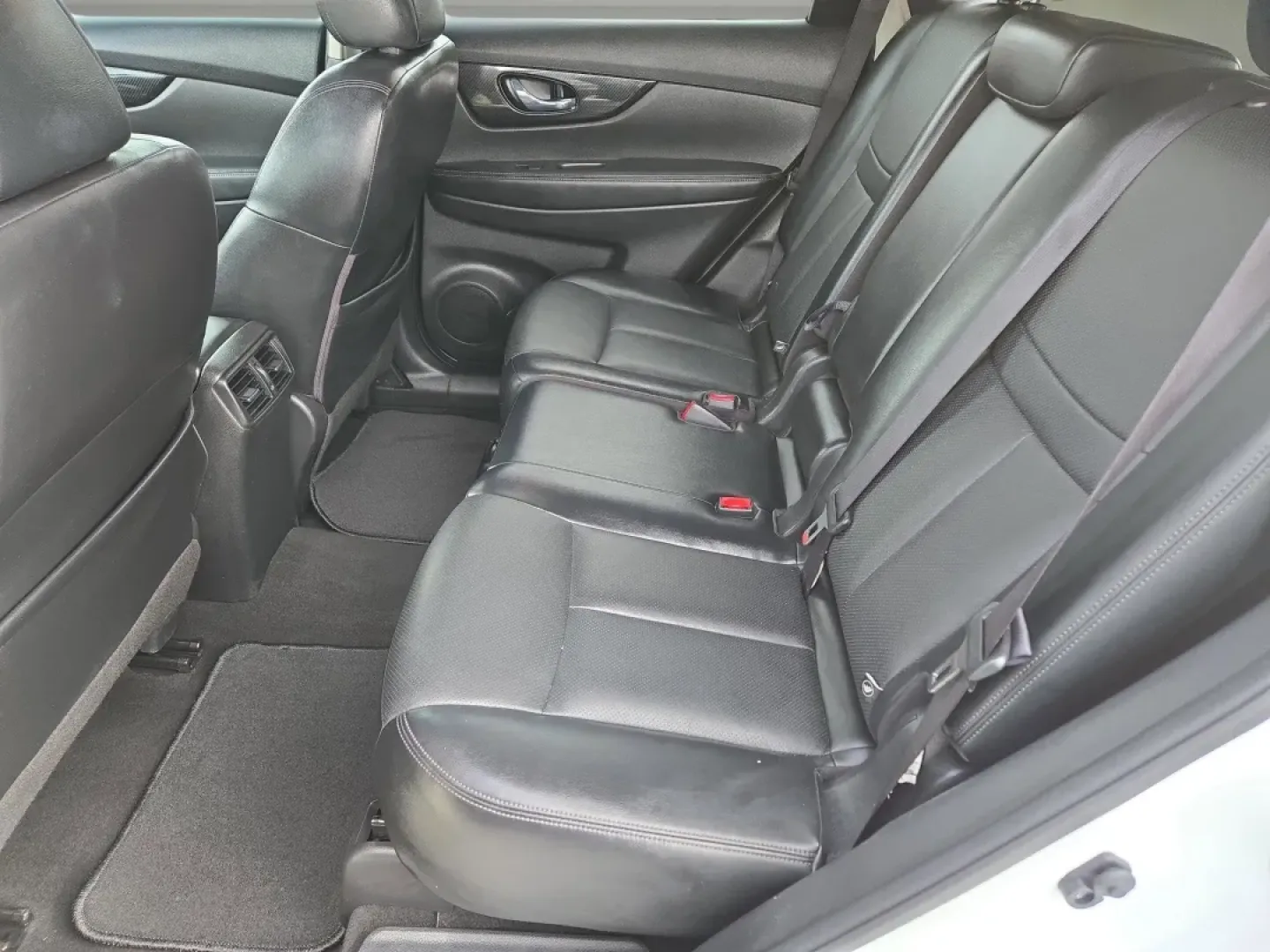 2018 /Charcoal Nissan Rogue SL (JN8AT2MT0JW) with an Other engine, located at 7000 Northlake Connector, Columbus, GA, 31904, (706) 987-8085, 32.524975, -84.978134 - Discover the perfect blend of style, comfort, and functionality with this stunning 2018 Nissan Rogue SL, available now at Gils Auto in Phenix City, AL. Whether you're a growing family looking for dependable transportation or a commuter seeking a reliable and efficient ride, this SUV is designed to e - Photo#12