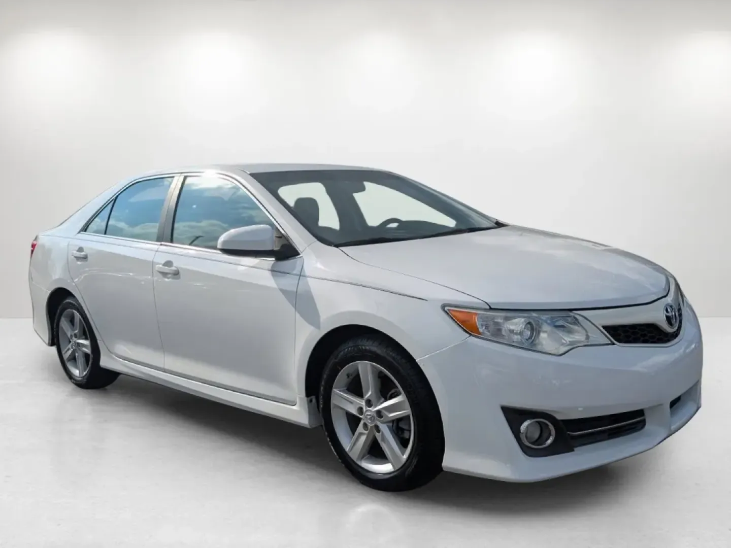 2014 Toyota Camry SE (4T1BF1FK3EU) with an Other engine, located at 804 22nd Ave, Phenix City, AL, 36870, (334) 297-1860, 32.484749, -85.024475 - **Drive Home the Perfect Blend of Comfort and Style: 2014 Toyota Camry at Gils Auto in Phenix City, AL!**<br /> <br /> Are you in search of a reliable sedan that fits your vibrant lifestyle, whether it's commuting to work, shuttling the family around, or embarking on weekend adventures? Look no furt - Photo#2