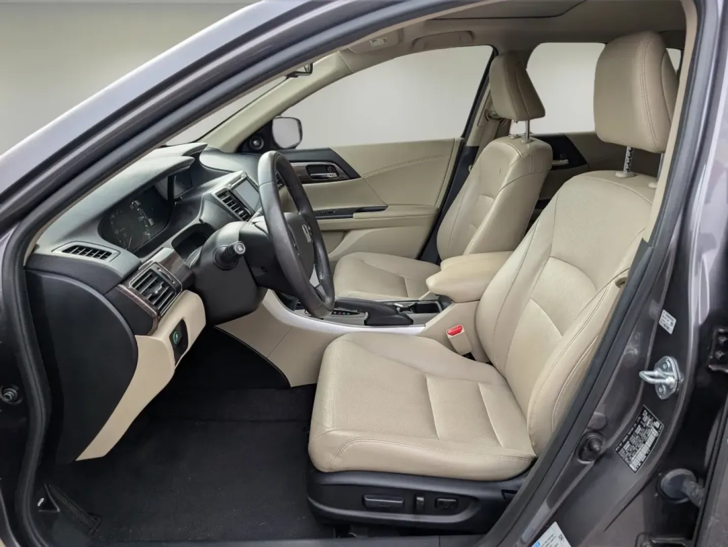 2017 Honda Accord Hybrid EX-L (JHMCR6F55HC) with an Other engine, located at 5115 14th Ave., Columbus, GA, 31904, (706) 323-0345, 32.511494, -84.971046 - **Experience the Perfect Blend of Comfort and Efficiency with the 2017 Honda Accord Hybrid EX-L at Gils Auto!**<br /> <br /> Are you ready to elevate your daily commute or weekend adventures? The 2017 Honda Accord Hybrid EX-L is the ideal blend of style, comfort, and advanced technology, perfect for - Photo#9