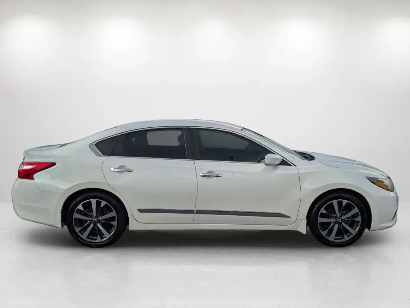 2016 /Charcoal Nissan Altima 2.5 SR (1N4AL3AP0GC) with an Other engine, located at 7000 Northlake Connector, Columbus, GA, 31904, (706) 987-8085, 32.524975, -84.978134 - Elevate your daily commute and weekend adventures with the sleek and stylish 2016 Nissan Altima 2.5 SR, available now at Gils Auto in Phenix City, AL. This exceptional sedan is not just a vehicle; it's a lifestyle upgrade, perfect for anyone who values comfort, technology, and efficiency. Whether yo - Photo#3