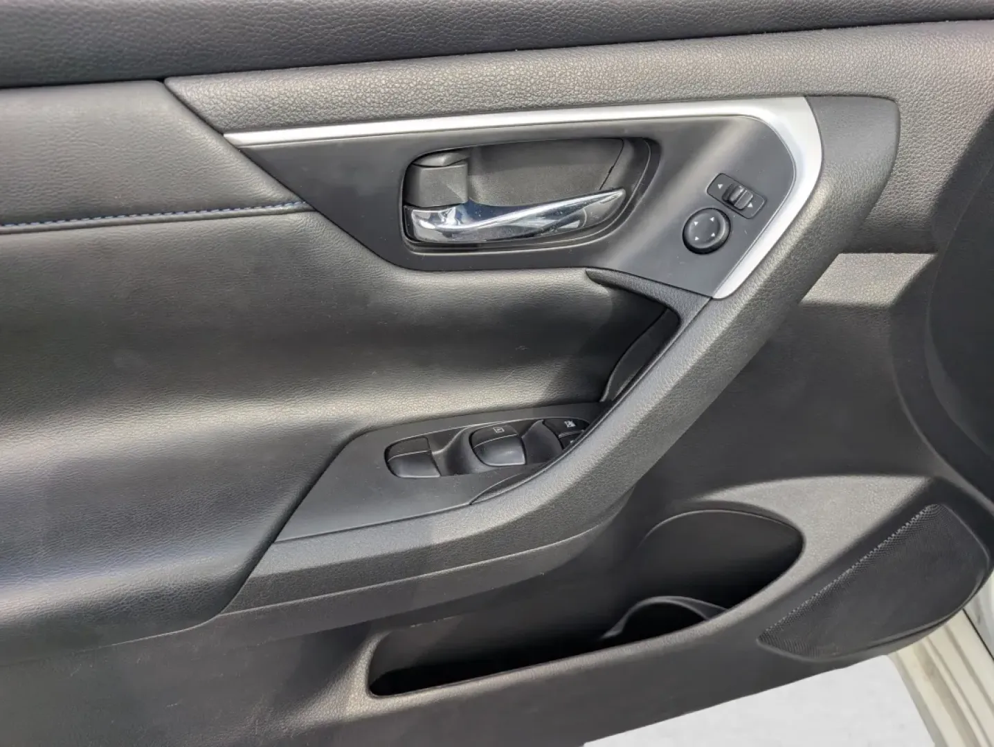 2016 /Charcoal Nissan Altima 2.5 SR (1N4AL3AP0GC) with an Other engine, located at 7000 Northlake Connector, Columbus, GA, 31904, (706) 987-8085, 32.524975, -84.978134 - Elevate your daily commute and weekend adventures with the sleek and stylish 2016 Nissan Altima 2.5 SR, available now at Gils Auto in Phenix City, AL. This exceptional sedan is not just a vehicle; it's a lifestyle upgrade, perfect for anyone who values comfort, technology, and efficiency. Whether yo - Photo#8