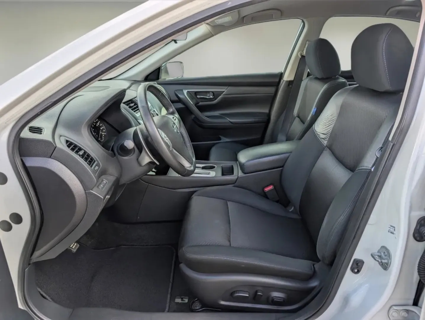 2016 /Charcoal Nissan Altima 2.5 SR (1N4AL3AP0GC) with an Other engine, located at 7000 Northlake Connector, Columbus, GA, 31904, (706) 987-8085, 32.524975, -84.978134 - Elevate your daily commute and weekend adventures with the sleek and stylish 2016 Nissan Altima 2.5 SR, available now at Gils Auto in Phenix City, AL. This exceptional sedan is not just a vehicle; it's a lifestyle upgrade, perfect for anyone who values comfort, technology, and efficiency. Whether yo - Photo#9