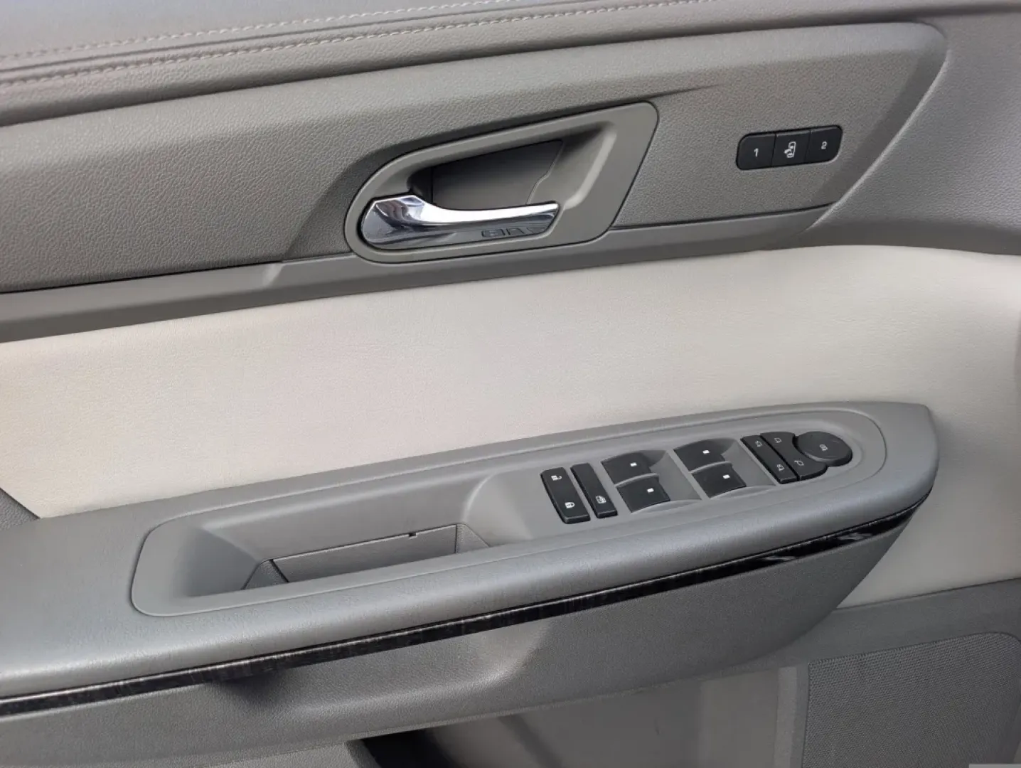 2017 /Light Titanium GMC Acadia Limited (1GKKRSKD4HJ) with an Other engine, located at 804 22nd Ave, Phenix City, AL, 36870, (334) 297-1860, 32.484749, -85.024475 - **Adventure Awaits with the 2017 GMC Acadia Limited at Gils Auto - Phenix City #2!**<br /> <br /> Looking for a versatile SUV that can handle your adventurous lifestyle? The 2017 GMC Acadia Limited is the perfect blend of comfort, style, and functionality, making it an ideal choice for growing famil - Photo#8