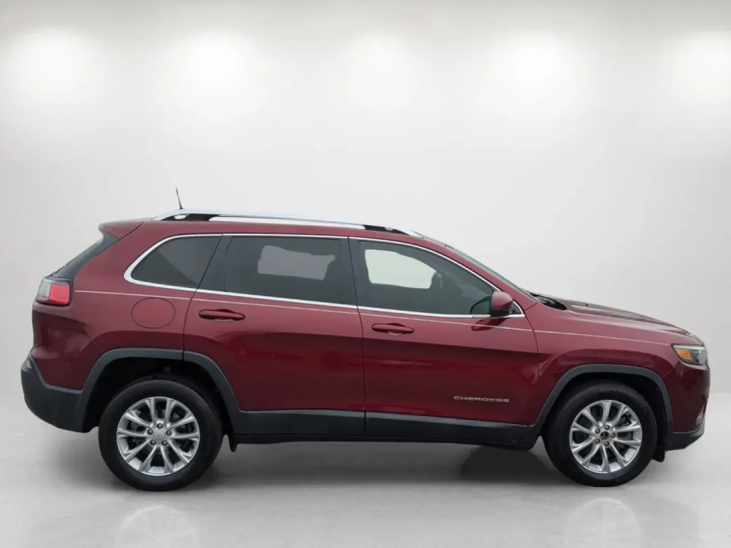 2019 /Black Jeep Cherokee Latitude (1C4PJLCB6KD) with an Other engine, located at 3959 U.S. 80 W, Phenix City, AL, 36870, (334) 297-4885, 32.469296, -85.135185 - **Adventure Awaits with This 2019 Jeep Cherokee Latitude Perfect for Your Next Journey!**<br /> <br /> Are you ready to explore the open road with confidence? This 2019 Jeep Cherokee Latitude is the perfect companion for weekend adventures, daily commutes, or family road trips. With its stylish Vel - Photo#4