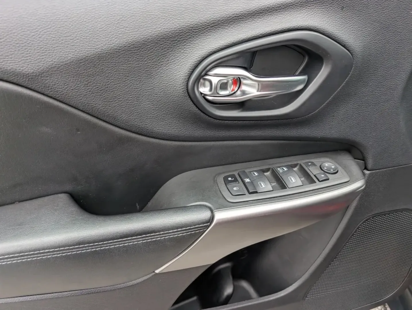 2019 /Black Jeep Cherokee Latitude (1C4PJLCB6KD) with an Other engine, located at 3959 U.S. 80 W, Phenix City, AL, 36870, (334) 297-4885, 32.469296, -85.135185 - **Adventure Awaits with This 2019 Jeep Cherokee Latitude Perfect for Your Next Journey!**<br /> <br /> Are you ready to explore the open road with confidence? This 2019 Jeep Cherokee Latitude is the perfect companion for weekend adventures, daily commutes, or family road trips. With its stylish Vel - Photo#9