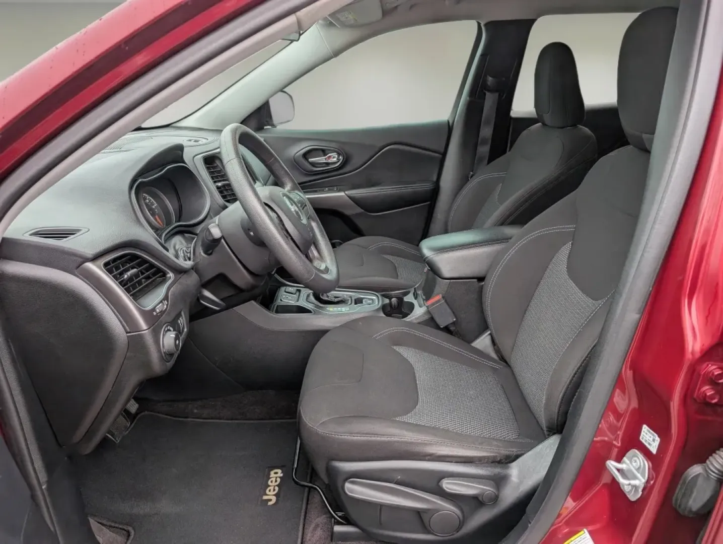 2019 /Black Jeep Cherokee Latitude (1C4PJLCB6KD) with an Other engine, located at 3959 U.S. 80 W, Phenix City, AL, 36870, (334) 297-4885, 32.469296, -85.135185 - **Adventure Awaits with This 2019 Jeep Cherokee Latitude Perfect for Your Next Journey!**<br /> <br /> Are you ready to explore the open road with confidence? This 2019 Jeep Cherokee Latitude is the perfect companion for weekend adventures, daily commutes, or family road trips. With its stylish Vel - Photo#10