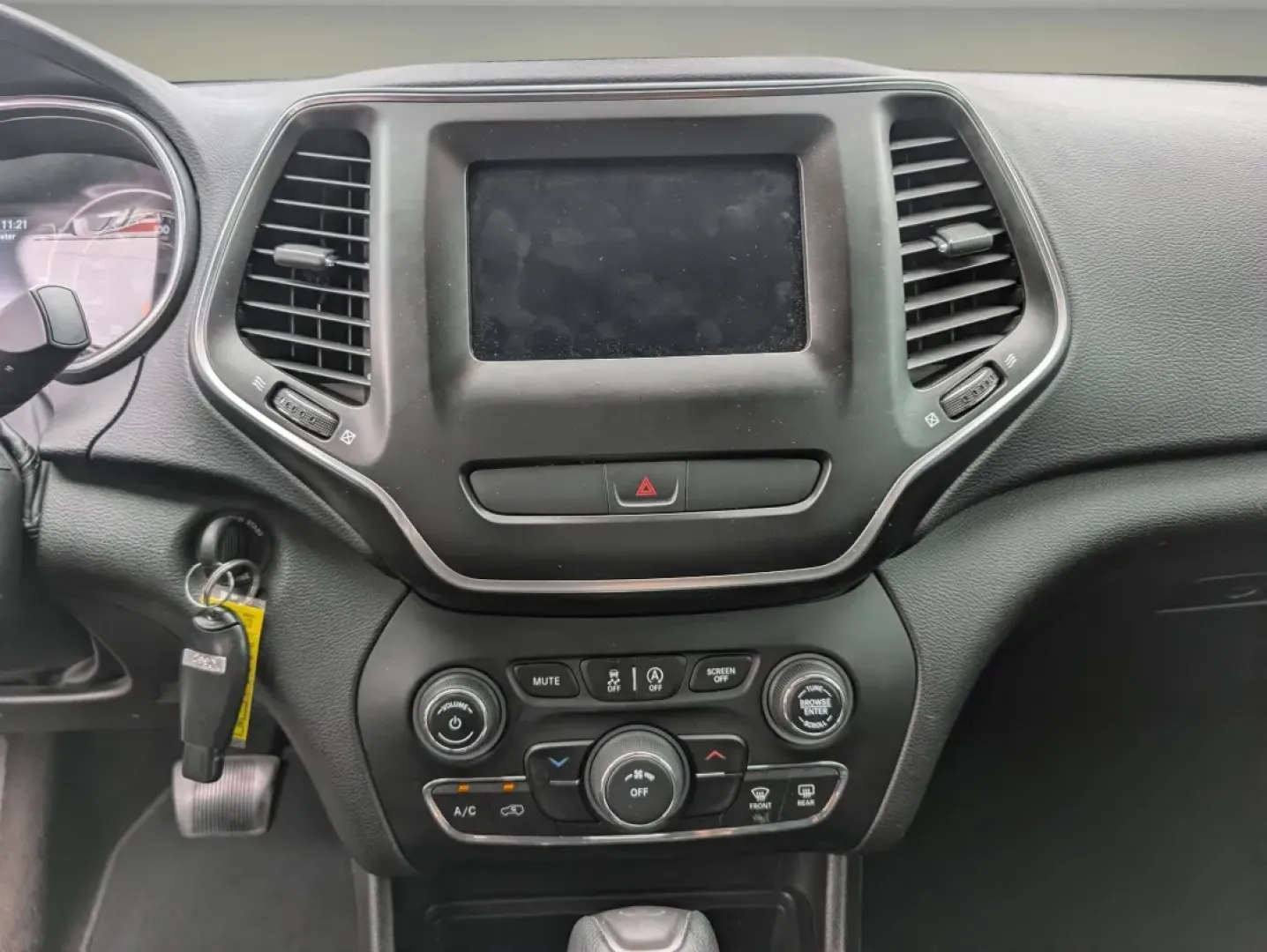 2019 /Black Jeep Cherokee Latitude (1C4PJLCB6KD) with an Other engine, located at 3959 U.S. 80 W, Phenix City, AL, 36870, (334) 297-4885, 32.469296, -85.135185 - **Adventure Awaits with This 2019 Jeep Cherokee Latitude Perfect for Your Next Journey!**<br /> <br /> Are you ready to explore the open road with confidence? This 2019 Jeep Cherokee Latitude is the perfect companion for weekend adventures, daily commutes, or family road trips. With its stylish Vel - Photo#15