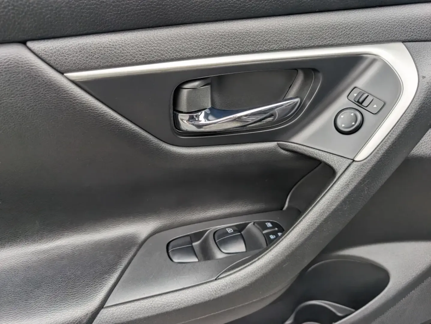 2017 /Charcoal Nissan Altima 2.5 SV (1N4AL3AP1HC) with an Other engine, located at 5115 14th Ave., Columbus, GA, 31904, (706) 323-0345, 32.511494, -84.971046 - Are you in search of a reliable vehicle that seamlessly fits into your busy lifestyle? Look no further than this stunning 2017 Nissan Altima 2.5 SV, available now at Gils Auto in Phenix City, AL. Perfect for daily commutes, weekend getaways, or even family outings, this sedan blends comfort, style, - Photo#8