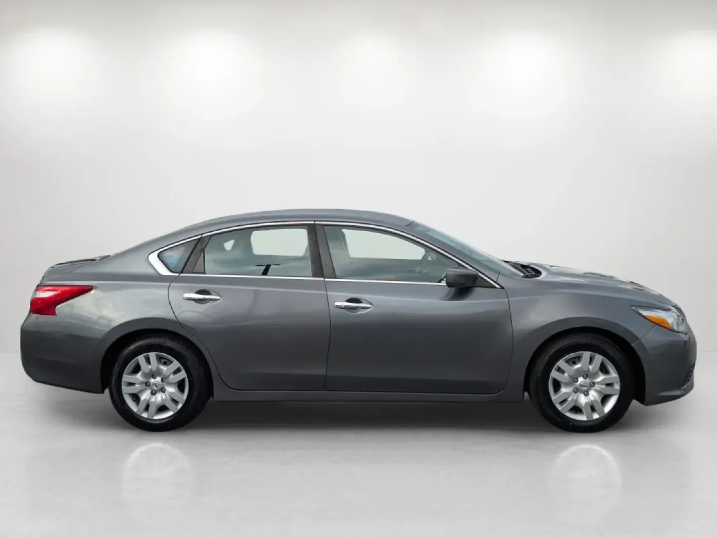 2016 Nissan Altima 2.5 (1N4AL3AP1GC) with an Other engine, located at 7000 Northlake Connector, Columbus, GA, 31904, (706) 987-8085, 32.524975, -84.978134 - **Discover Your Next Adventure with the 2016 Nissan Altima - Perfect for Everyday Life!**<br /> <br /> Are you searching for a reliable vehicle that fits seamlessly into your busy lifestyle? Look no further! The 2016 Nissan Altima 2.5, available at Gils Auto in Phenix City, AL, is the perfect sedan - Photo#3