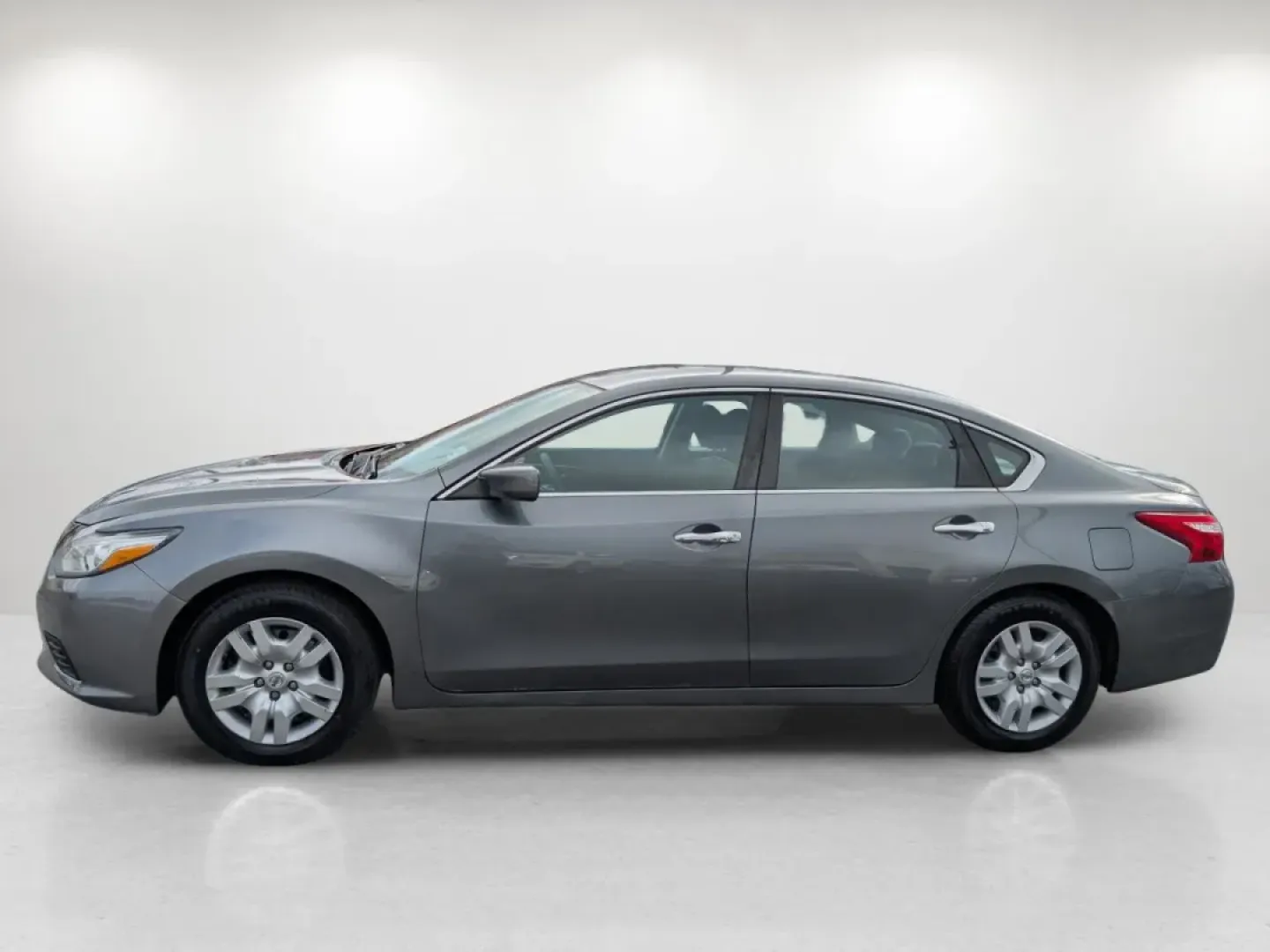 2016 Nissan Altima 2.5 (1N4AL3AP1GC) with an Other engine, located at 7000 Northlake Connector, Columbus, GA, 31904, (706) 987-8085, 32.524975, -84.978134 - **Discover Your Next Adventure with the 2016 Nissan Altima - Perfect for Everyday Life!**<br /> <br /> Are you searching for a reliable vehicle that fits seamlessly into your busy lifestyle? Look no further! The 2016 Nissan Altima 2.5, available at Gils Auto in Phenix City, AL, is the perfect sedan - Photo#7