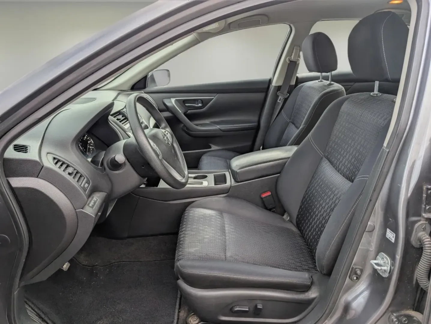 2016 Nissan Altima 2.5 (1N4AL3AP1GC) with an Other engine, located at 7000 Northlake Connector, Columbus, GA, 31904, (706) 987-8085, 32.524975, -84.978134 - **Discover Your Next Adventure with the 2016 Nissan Altima - Perfect for Everyday Life!**<br /> <br /> Are you searching for a reliable vehicle that fits seamlessly into your busy lifestyle? Look no further! The 2016 Nissan Altima 2.5, available at Gils Auto in Phenix City, AL, is the perfect sedan - Photo#9