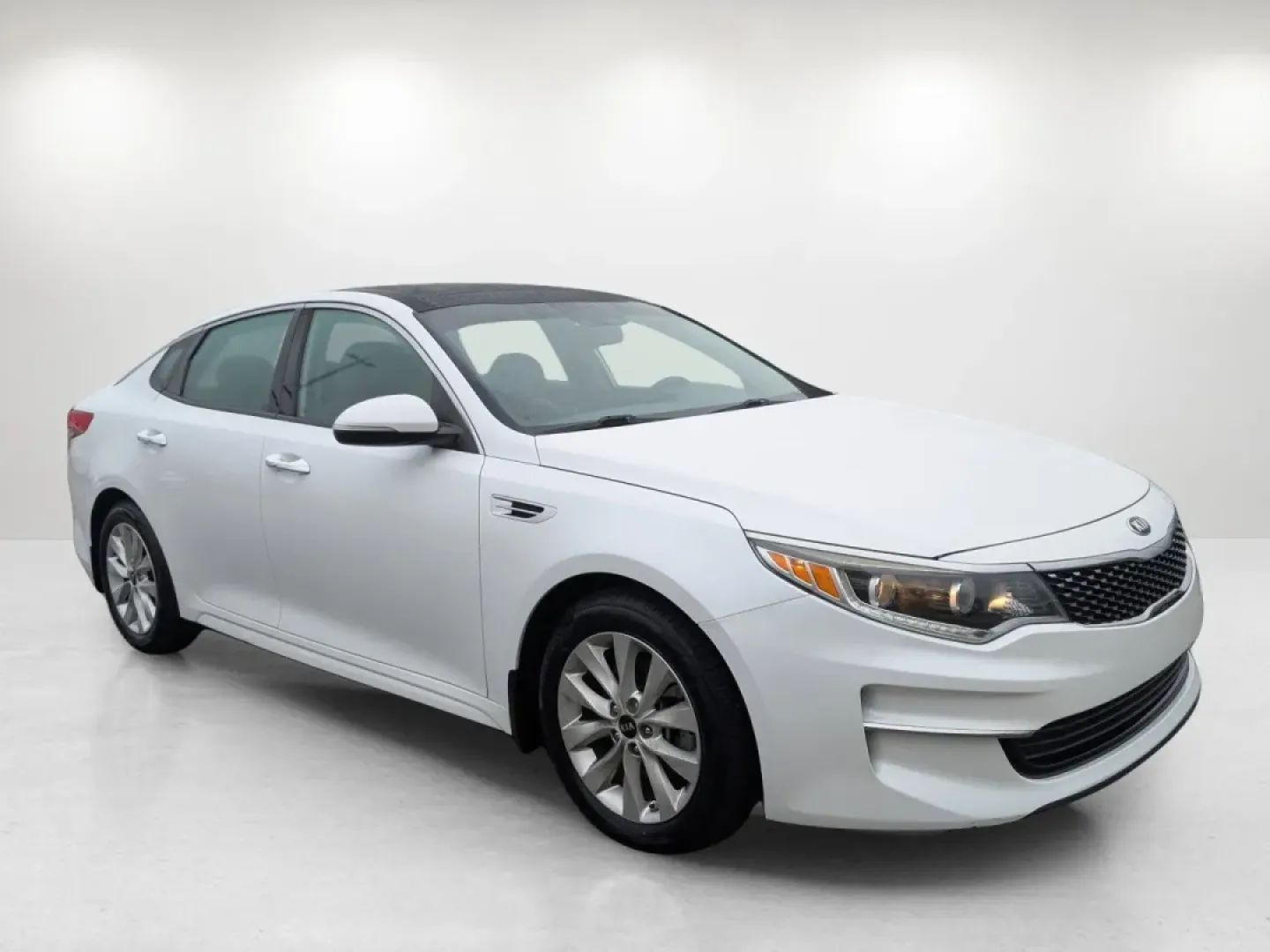 2016 /Gray Kia Optima EX (5XXGU4L36GG) with an Other engine, located at 804 22nd Ave, Phenix City, AL, 36870, (334) 297-1860, 32.484749, -85.024475 - **Drive Your Future with the 2016 Kia Optima EX at Gils Auto in Phenix City, AL!**<br /> <br /> Imagine the freedom of hitting the open road, whether you're commuting to work, running errands, or embarking on a weekend getaway. The 2016 Kia Optima EX is not just a car; it's your gateway to a lifesty - Photo#2