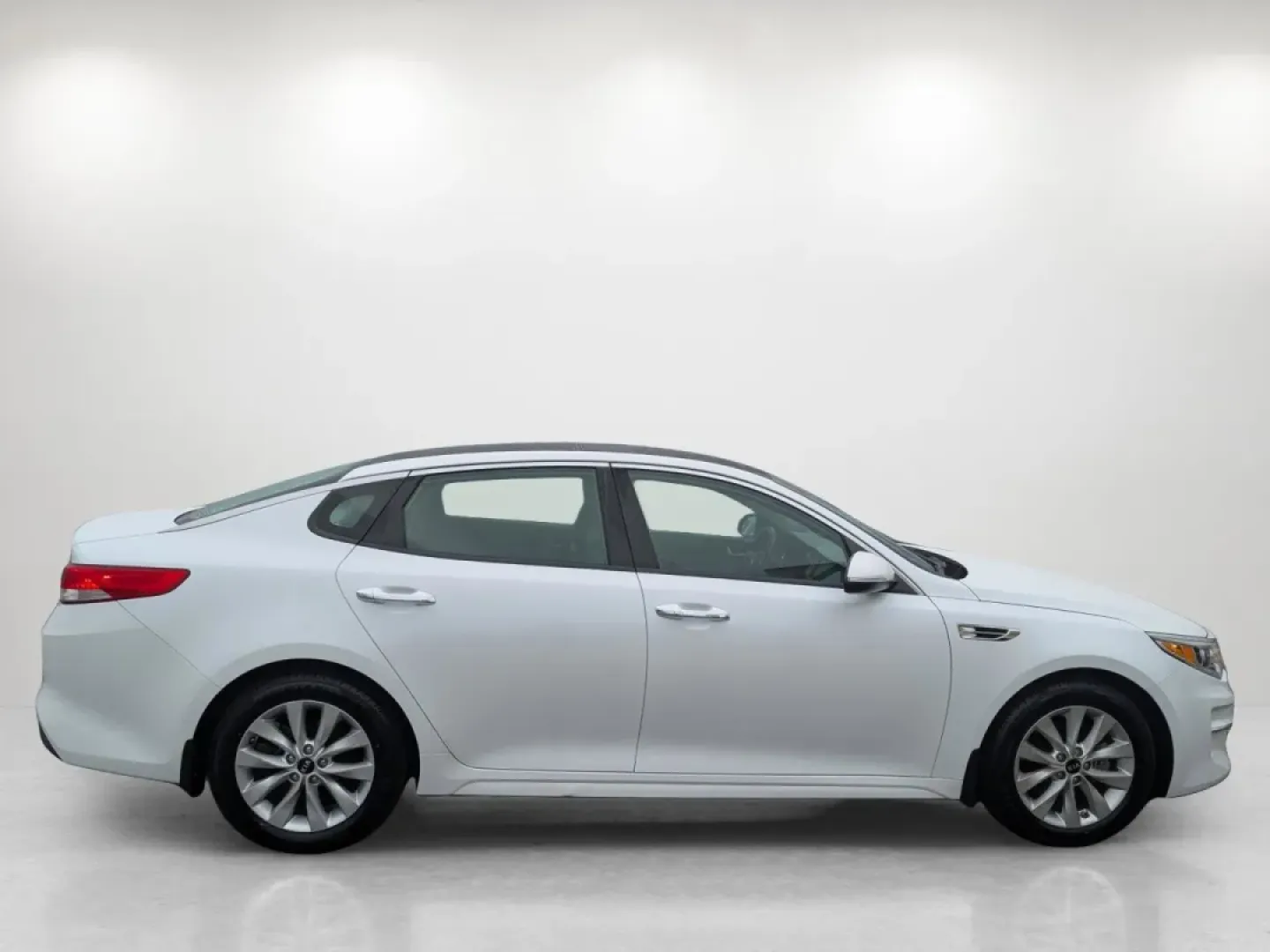 2016 /Gray Kia Optima EX (5XXGU4L36GG) with an Other engine, located at 804 22nd Ave, Phenix City, AL, 36870, (334) 297-1860, 32.484749, -85.024475 - **Drive Your Future with the 2016 Kia Optima EX at Gils Auto in Phenix City, AL!**<br /> <br /> Imagine the freedom of hitting the open road, whether you're commuting to work, running errands, or embarking on a weekend getaway. The 2016 Kia Optima EX is not just a car; it's your gateway to a lifesty - Photo#3