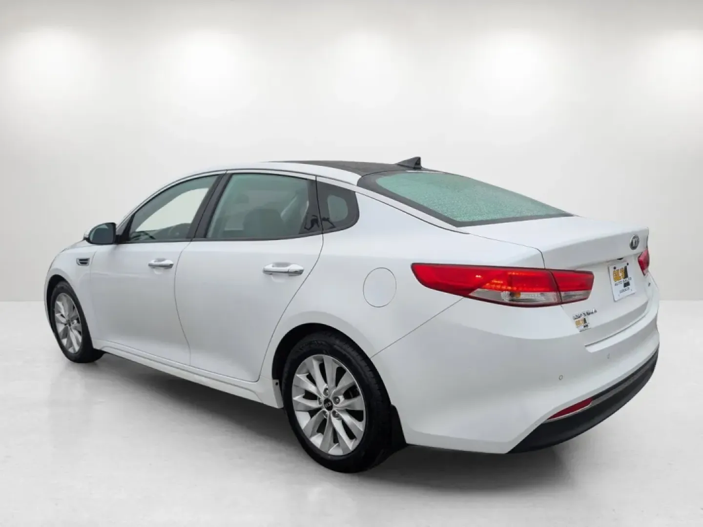 2016 /Gray Kia Optima EX (5XXGU4L36GG) with an Other engine, located at 804 22nd Ave, Phenix City, AL, 36870, (334) 297-1860, 32.484749, -85.024475 - **Drive Your Future with the 2016 Kia Optima EX at Gils Auto in Phenix City, AL!**<br /> <br /> Imagine the freedom of hitting the open road, whether you're commuting to work, running errands, or embarking on a weekend getaway. The 2016 Kia Optima EX is not just a car; it's your gateway to a lifesty - Photo#6