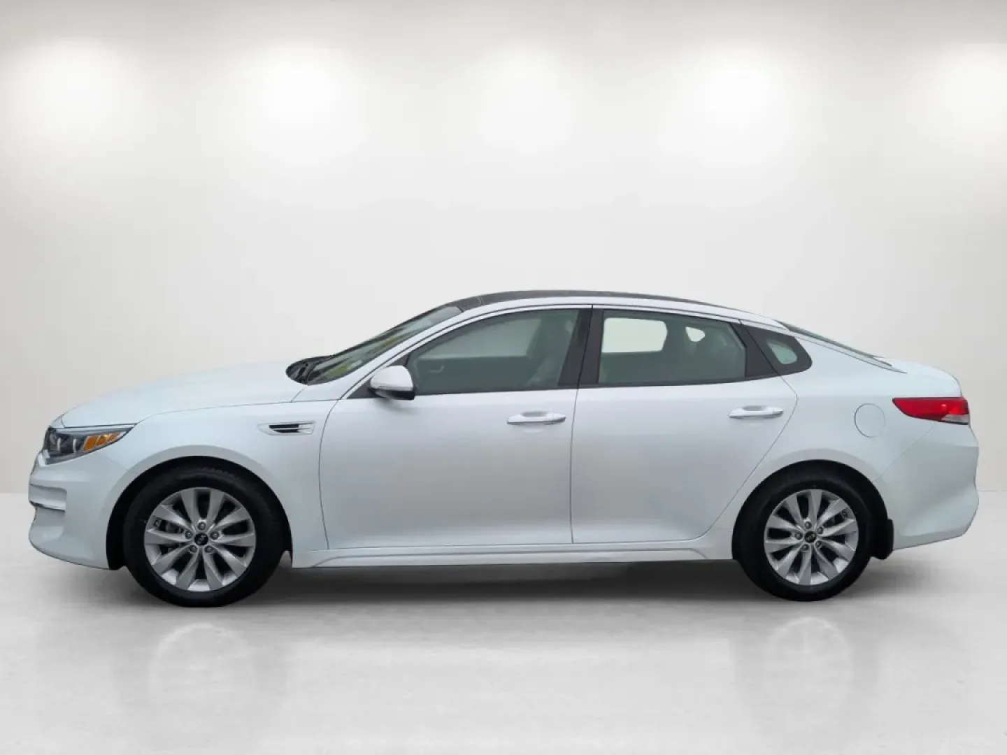 2016 /Gray Kia Optima EX (5XXGU4L36GG) with an Other engine, located at 804 22nd Ave, Phenix City, AL, 36870, (334) 297-1860, 32.484749, -85.024475 - **Drive Your Future with the 2016 Kia Optima EX at Gils Auto in Phenix City, AL!**<br /> <br /> Imagine the freedom of hitting the open road, whether you're commuting to work, running errands, or embarking on a weekend getaway. The 2016 Kia Optima EX is not just a car; it's your gateway to a lifesty - Photo#7