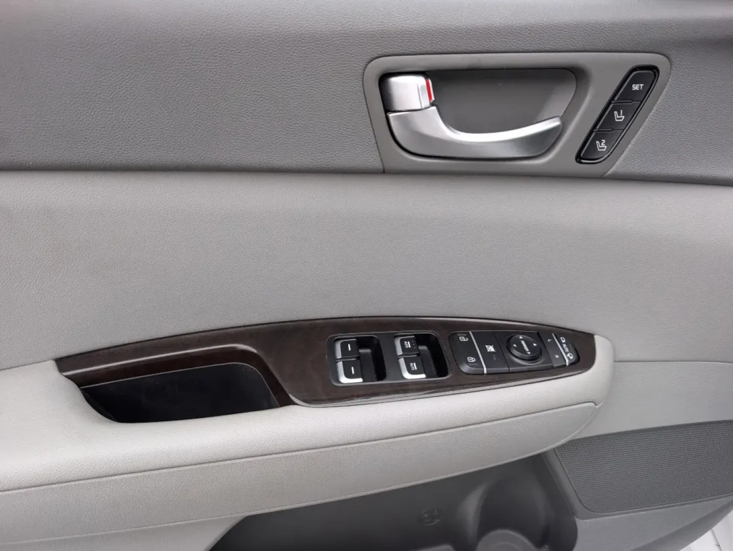 2016 /Gray Kia Optima EX (5XXGU4L36GG) with an Other engine, located at 804 22nd Ave, Phenix City, AL, 36870, (334) 297-1860, 32.484749, -85.024475 - **Drive Your Future with the 2016 Kia Optima EX at Gils Auto in Phenix City, AL!**<br /> <br /> Imagine the freedom of hitting the open road, whether you're commuting to work, running errands, or embarking on a weekend getaway. The 2016 Kia Optima EX is not just a car; it's your gateway to a lifesty - Photo#8