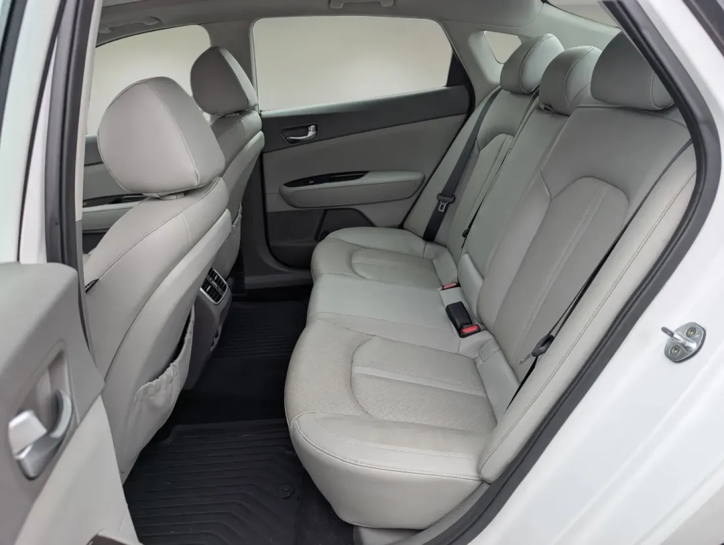 2016 /Gray Kia Optima EX (5XXGU4L36GG) with an Other engine, located at 804 22nd Ave, Phenix City, AL, 36870, (334) 297-1860, 32.484749, -85.024475 - **Drive Your Future with the 2016 Kia Optima EX at Gils Auto in Phenix City, AL!**<br /> <br /> Imagine the freedom of hitting the open road, whether you're commuting to work, running errands, or embarking on a weekend getaway. The 2016 Kia Optima EX is not just a car; it's your gateway to a lifesty - Photo#10