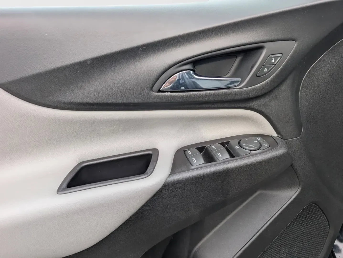 2020 /Medium Ash Gray Chevrolet Equinox LS (2GNAXHEV0L6) with an Other engine, located at 7000 Northlake Connector, Columbus, GA, 31904, (706) 987-8085, 32.524975, -84.978134 - ### Discover Your Next Adventure with This 2020 Chevrolet Equinox at Gils Auto!<br /> <br /> Are you seeking the perfect vehicle for family outings, daily commutes, or weekend adventures? Look no further! The 2020 Chevrolet Equinox LS is designed with versatility and comfort in mind, making it an id - Photo#8