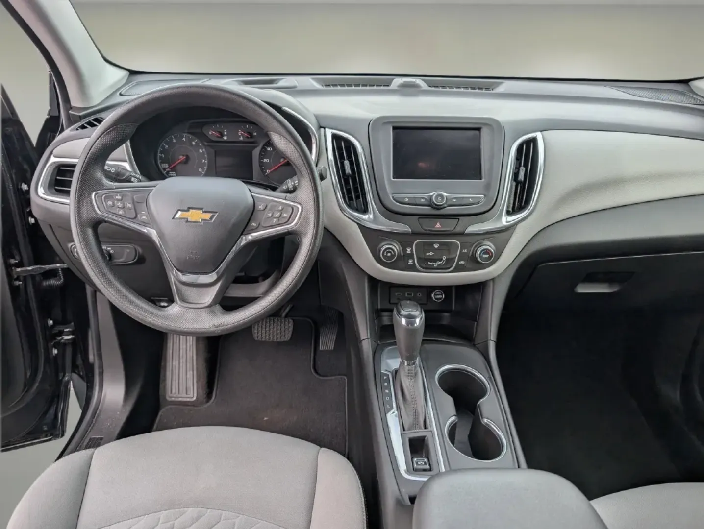 2020 /Medium Ash Gray Chevrolet Equinox LS (2GNAXHEV0L6) with an Other engine, located at 7000 Northlake Connector, Columbus, GA, 31904, (706) 987-8085, 32.524975, -84.978134 - ### Discover Your Next Adventure with This 2020 Chevrolet Equinox at Gils Auto!<br /> <br /> Are you seeking the perfect vehicle for family outings, daily commutes, or weekend adventures? Look no further! The 2020 Chevrolet Equinox LS is designed with versatility and comfort in mind, making it an id - Photo#11