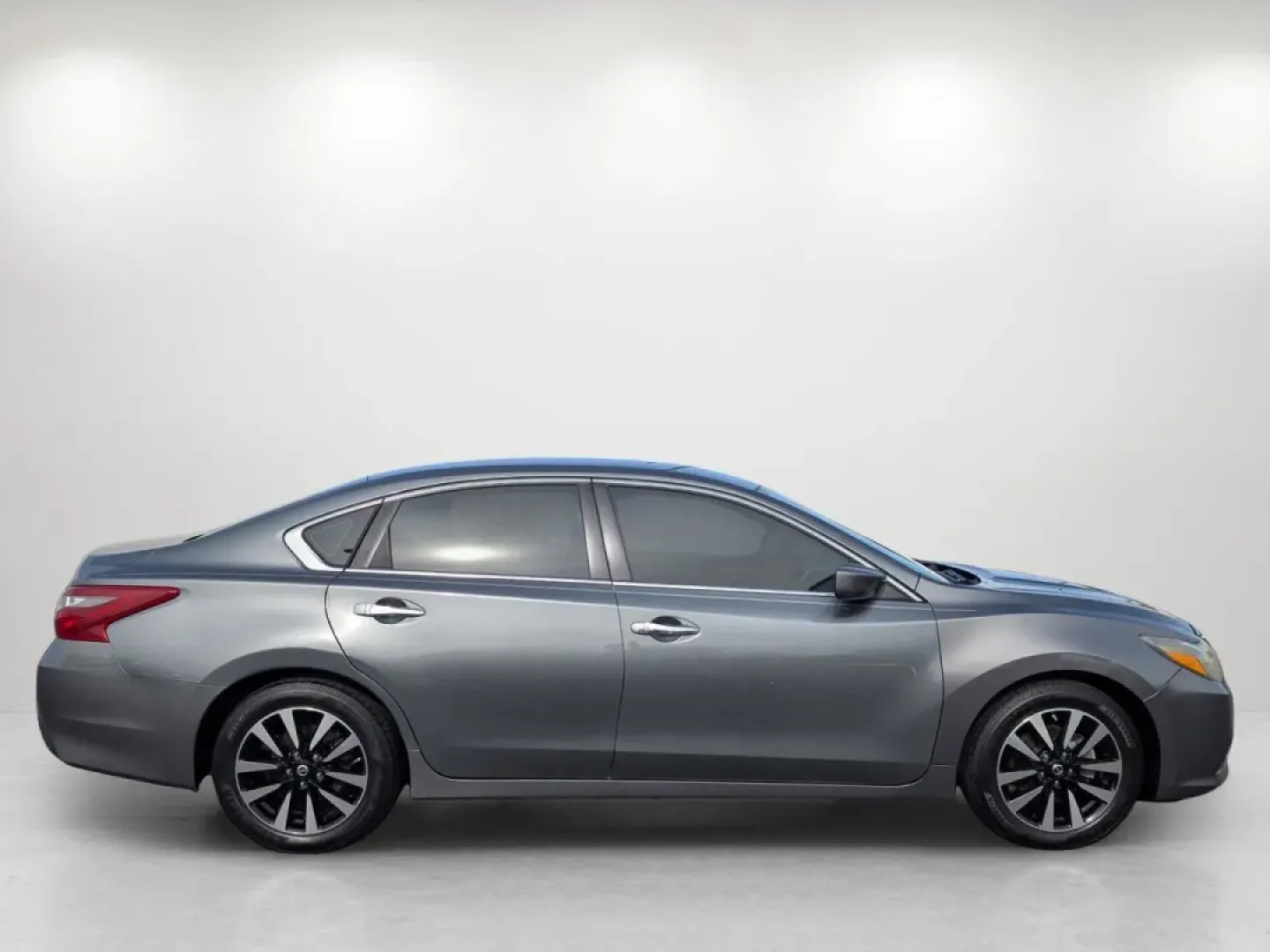 2018 /Charcoal Nissan Altima 2.5 SV (1N4AL3AP4JC) with an Other engine, located at 804 22nd Ave, Phenix City, AL, 36870, (334) 297-1860, 32.484749, -85.024475 - **Elevate Your Daily Drive with This 2018 Nissan Altima 2.5 SV Perfect for Your Lifestyle!**<br /> <br /> Are you searching for a practical yet stylish vehicle that can seamlessly fit into your busy lifestyle? Look no further than this stunning 2018 Nissan Altima 2.5 SV, available now at Gils Auto - Photo#3