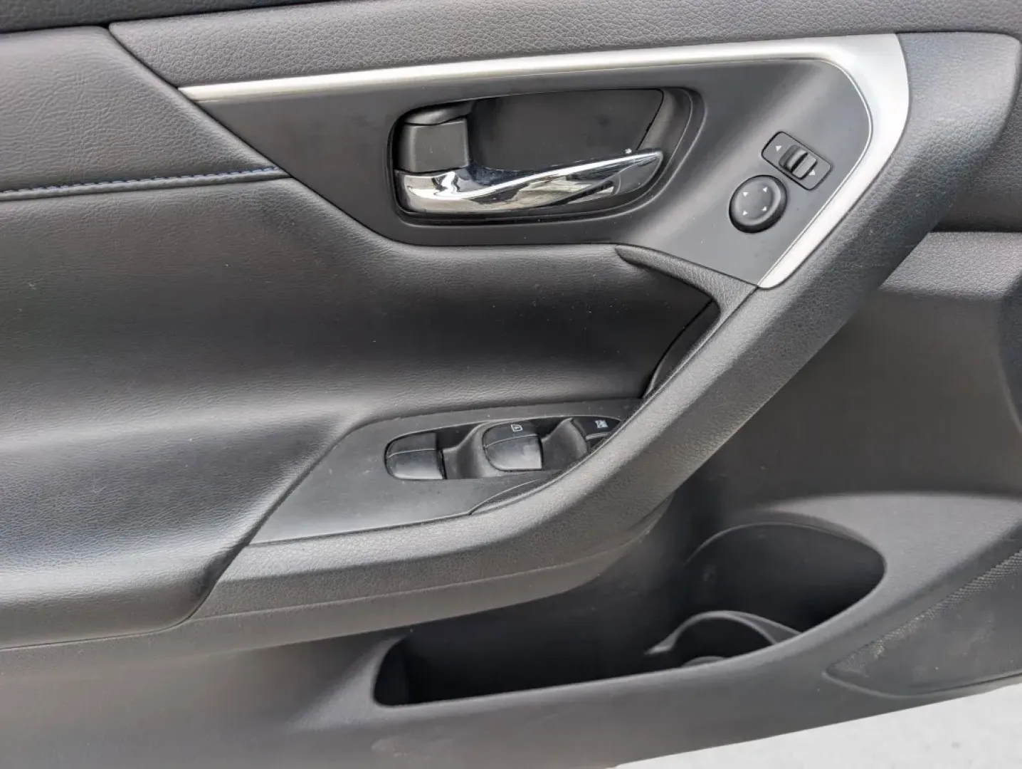 2017 /Sport Interior Nissan Altima 2.5 SR (1N4AL3AP3HC) with an Other engine, located at 7000 Northlake Connector, Columbus, GA, 31904, (706) 987-8085, 32.524975, -84.978134 - ### Discover Your Next Adventure with the 2017 Nissan Altima 2.5 SR at Gils Auto<br /> <br /> If you're in the market for a reliable vehicle that effortlessly balances style, comfort, and performance, look no further than this stunning 2017 Nissan Altima 2.5 SR, available now at Gils Auto in Phenix - Photo#8