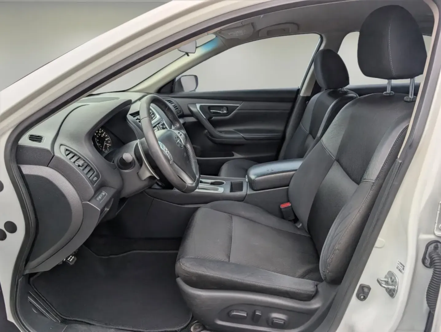 2017 /Sport Interior Nissan Altima 2.5 SR (1N4AL3AP3HC) with an Other engine, located at 7000 Northlake Connector, Columbus, GA, 31904, (706) 987-8085, 32.524975, -84.978134 - ### Discover Your Next Adventure with the 2017 Nissan Altima 2.5 SR at Gils Auto<br /> <br /> If you're in the market for a reliable vehicle that effortlessly balances style, comfort, and performance, look no further than this stunning 2017 Nissan Altima 2.5 SR, available now at Gils Auto in Phenix - Photo#9