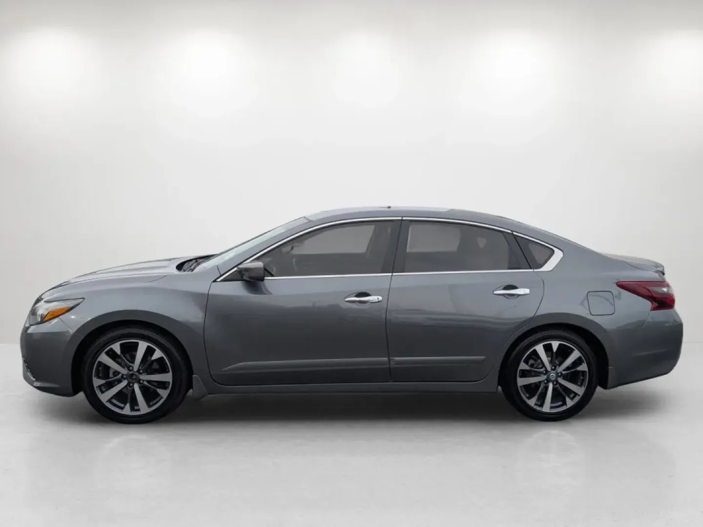 2017 /Sport Interior Nissan Altima 2.5 SR (1N4AL3AP6HC) with an Other engine, located at 804 22nd Ave, Phenix City, AL, 36870, (334) 297-1860, 32.484749, -85.024475 - **Discover Your Next Adventure with the 2017 Nissan Altima at Gils Auto!**<br /> <br /> Are you in the market for a reliable vehicle that fits seamlessly into your lifestyle? Look no further than the stunning 2017 Nissan Altima 2.5 SR, now available at Gils Auto in Phenix City, AL. This sedan is per - Photo#7