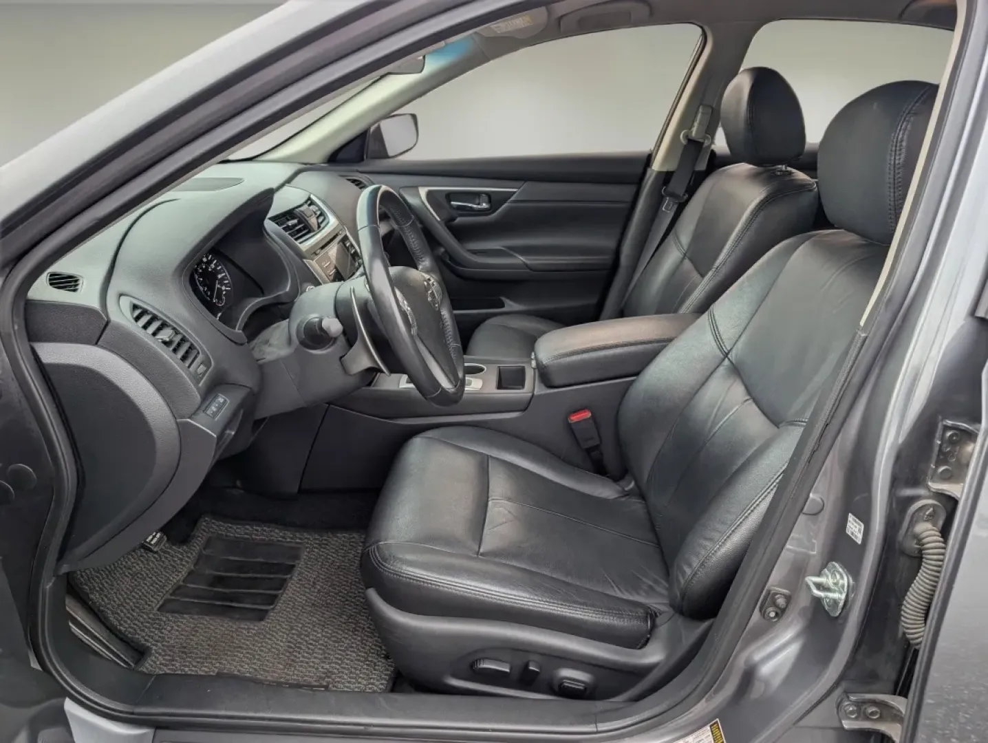 2017 /Sport Interior Nissan Altima 2.5 SR (1N4AL3AP6HC) with an Other engine, located at 804 22nd Ave, Phenix City, AL, 36870, (334) 297-1860, 32.484749, -85.024475 - **Discover Your Next Adventure with the 2017 Nissan Altima at Gils Auto!**<br /> <br /> Are you in the market for a reliable vehicle that fits seamlessly into your lifestyle? Look no further than the stunning 2017 Nissan Altima 2.5 SR, now available at Gils Auto in Phenix City, AL. This sedan is per - Photo#9