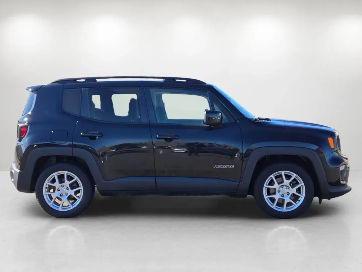 2019 /Ski Gray/Black Jeep Renegade Latitude (ZACNJABB6KP) with an Other engine, located at 521 Old Farm Lane Rd, Prattville, AL, 36066, (334) 325-1505, 32.482460, -86.416367 - Discover the perfect blend of style, utility, and reliability with the 2019 Jeep Renegade Latitude-your ideal companion for weekend adventures and daily commutes alike. Whether you're navigating Prattville's bustling streets or heading out to explore the breathtaking landscapes of Alabama, this cros - Photo#5