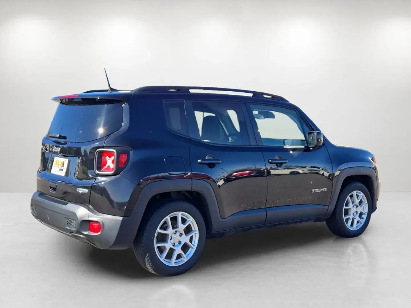 2019 /Ski Gray/Black Jeep Renegade Latitude (ZACNJABB6KP) with an Other engine, located at 521 Old Farm Lane Rd, Prattville, AL, 36066, (334) 325-1505, 32.482460, -86.416367 - Discover the perfect blend of style, utility, and reliability with the 2019 Jeep Renegade Latitude-your ideal companion for weekend adventures and daily commutes alike. Whether you're navigating Prattville's bustling streets or heading out to explore the breathtaking landscapes of Alabama, this cros - Photo#6
