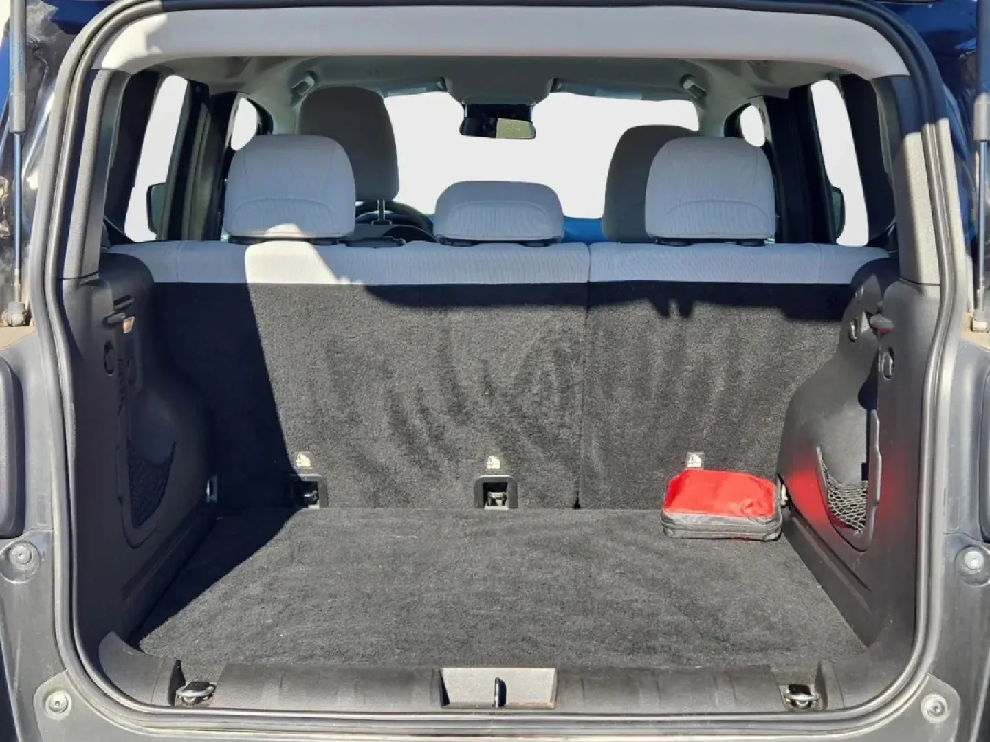 2019 /Ski Gray/Black Jeep Renegade Latitude (ZACNJABB6KP) with an Other engine, located at 521 Old Farm Lane Rd, Prattville, AL, 36066, (334) 325-1505, 32.482460, -86.416367 - Discover the perfect blend of style, utility, and reliability with the 2019 Jeep Renegade Latitude-your ideal companion for weekend adventures and daily commutes alike. Whether you're navigating Prattville's bustling streets or heading out to explore the breathtaking landscapes of Alabama, this cros - Photo#8