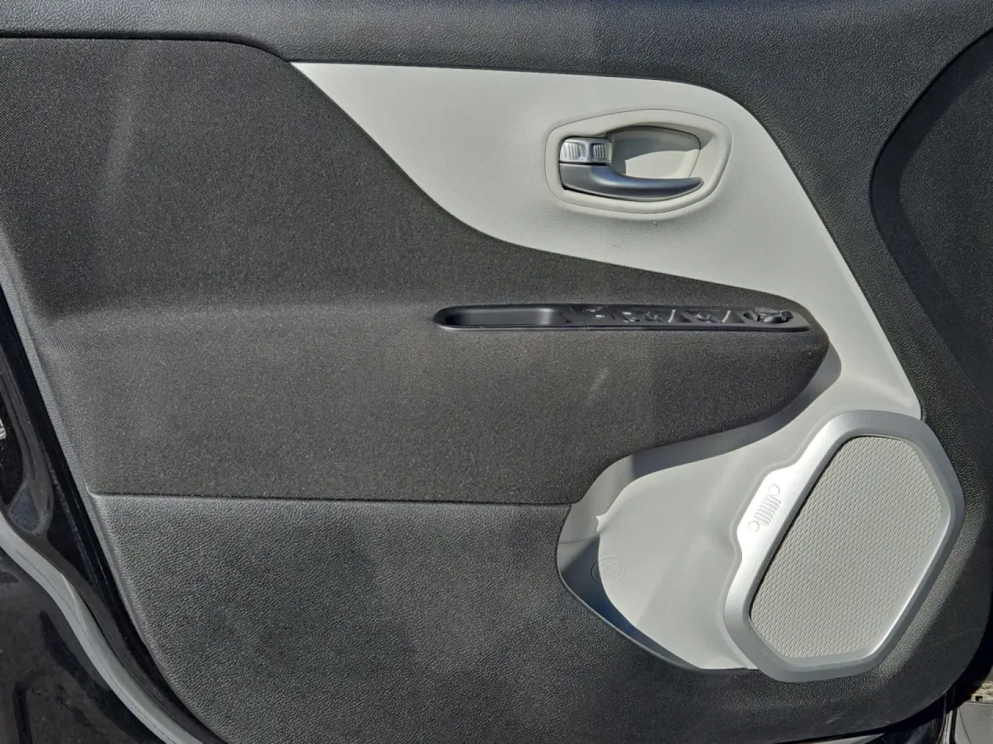 2019 /Ski Gray/Black Jeep Renegade Latitude (ZACNJABB6KP) with an Other engine, located at 521 Old Farm Lane Rd, Prattville, AL, 36066, (334) 325-1505, 32.482460, -86.416367 - Discover the perfect blend of style, utility, and reliability with the 2019 Jeep Renegade Latitude-your ideal companion for weekend adventures and daily commutes alike. Whether you're navigating Prattville's bustling streets or heading out to explore the breathtaking landscapes of Alabama, this cros - Photo#11