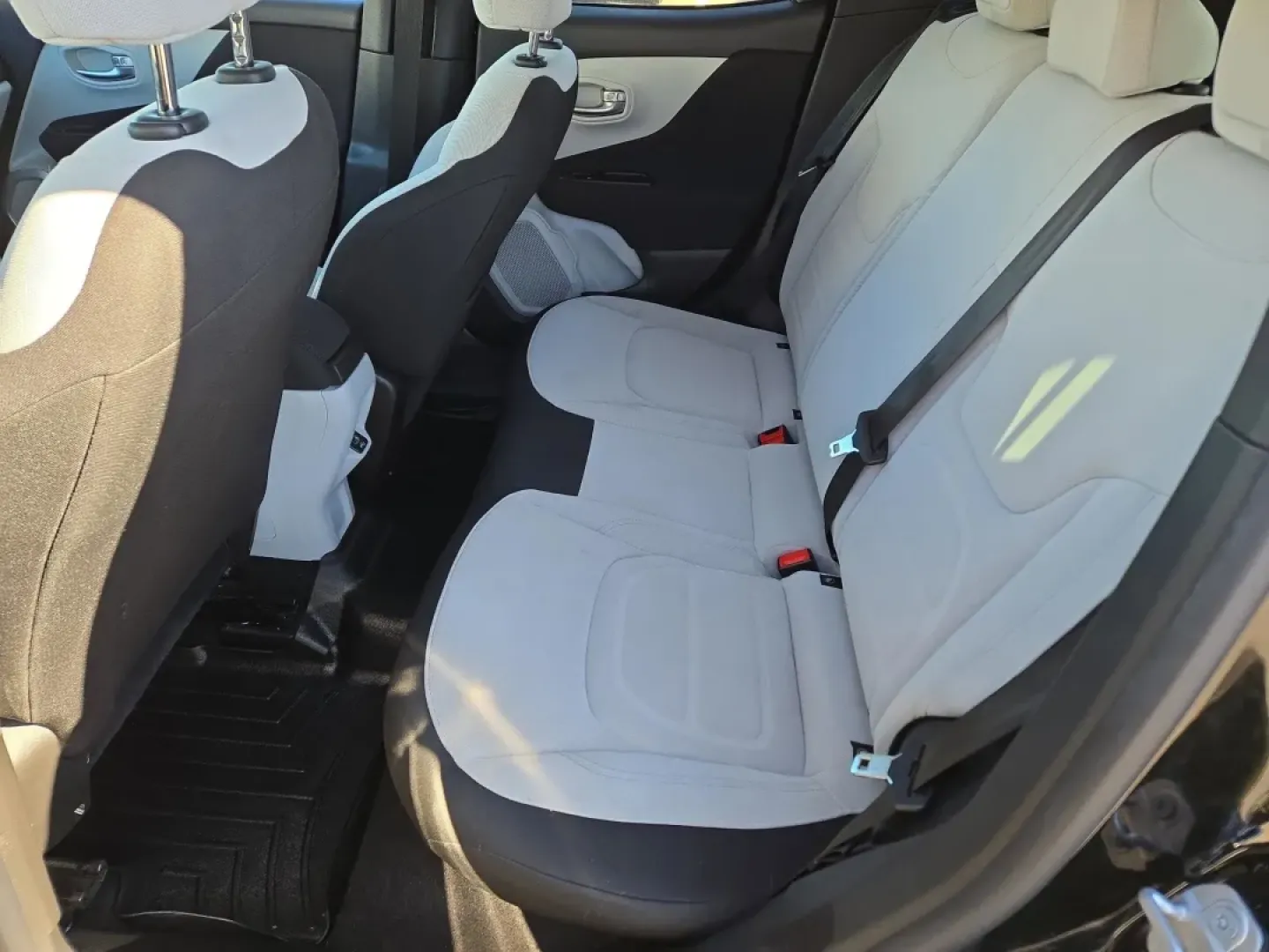 2019 /Ski Gray/Black Jeep Renegade Latitude (ZACNJABB6KP) with an Other engine, located at 521 Old Farm Lane Rd, Prattville, AL, 36066, (334) 325-1505, 32.482460, -86.416367 - Discover the perfect blend of style, utility, and reliability with the 2019 Jeep Renegade Latitude-your ideal companion for weekend adventures and daily commutes alike. Whether you're navigating Prattville's bustling streets or heading out to explore the breathtaking landscapes of Alabama, this cros - Photo#14