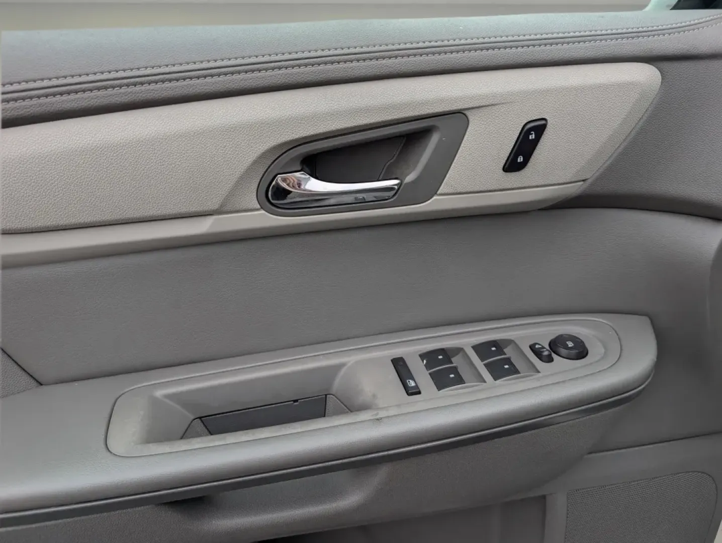 2014 /Dk Titanium/Lt Titanium Chevrolet Traverse LT (1GNKVGKD8EJ) with an Other engine, located at 5115 14th Ave., Columbus, GA, 31904, (706) 323-0345, 32.511494, -84.971046 - **Discover Adventure with the 2014 Chevrolet Traverse LT at Gils Auto - Columbus**<br /> <br /> Are you ready to elevate your family adventures or daily commutes? Look no further than this stunning 2014 Chevrolet Traverse LT, perfect for growing families and weekend explorers alike. With its spaciou - Photo#8