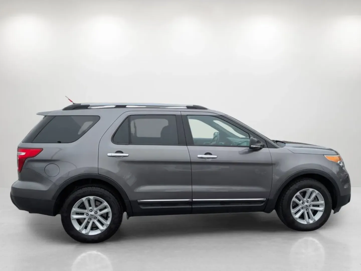 2013 Ford Explorer XLT (1FM5K7D90DG) with an Other engine, located at 804 22nd Ave, Phenix City, AL, 36870, (334) 297-1860, 32.484749, -85.024475 - **Adventure Awaits with the 2013 Ford Explorer XLT at Gils Auto!**<br /> <br /> Are you ready to elevate your weekend getaways or daily commutes? The 2013 Ford Explorer XLT is the perfect blend of style, comfort, and versatility, making it the ideal choice for families, adventurers, or anyone in nee - Photo#3