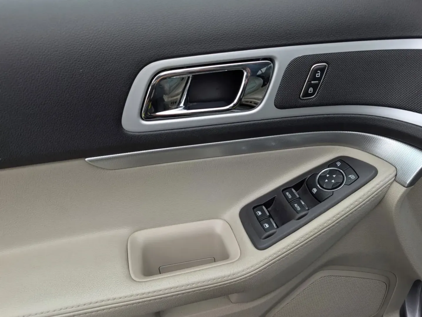 2013 Ford Explorer XLT (1FM5K7D90DG) with an Other engine, located at 804 22nd Ave, Phenix City, AL, 36870, (334) 297-1860, 32.484749, -85.024475 - **Adventure Awaits with the 2013 Ford Explorer XLT at Gils Auto!**<br /> <br /> Are you ready to elevate your weekend getaways or daily commutes? The 2013 Ford Explorer XLT is the perfect blend of style, comfort, and versatility, making it the ideal choice for families, adventurers, or anyone in nee - Photo#8