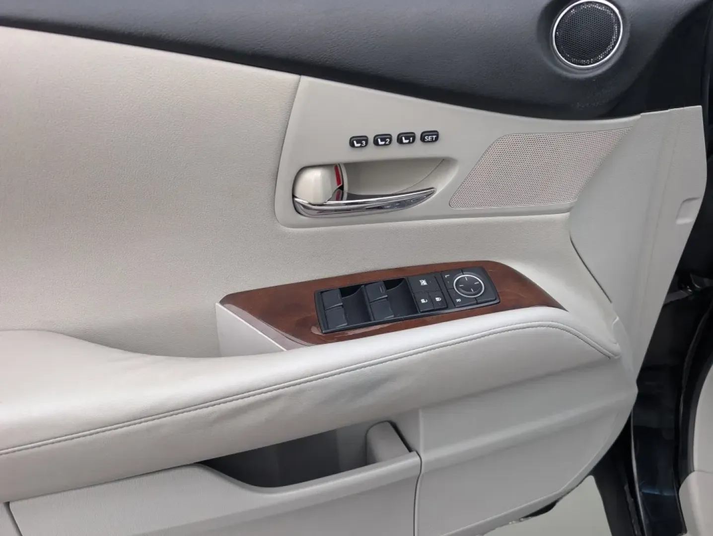 2011 Lexus RX 350 (2T2BK1BA1BC) with an Other engine, located at 804 22nd Ave, Phenix City, AL, 36870, (334) 297-1860, 32.484749, -85.024475 - Are you in search of a versatile SUV that can effortlessly adapt to your lifestyle? Look no further than this sleek 2011 Lexus RX 350 at Gils Auto in Opelika, AL. Whether you're a growing family navigating weekend adventures, a commuter seeking comfort for long drives, or a budget-conscious buyer lo - Photo#8