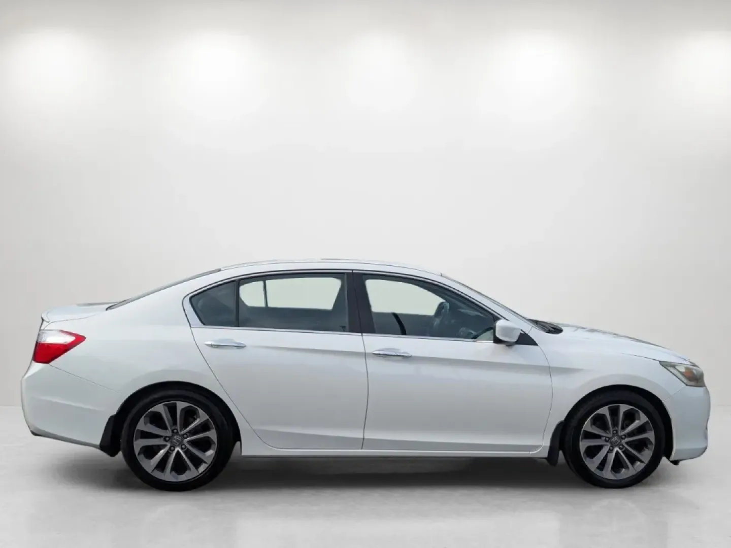 2014 Honda Accord Sedan Sport (1HGCR2F53EA) with an Other engine, located at 7000 Northlake Connector, Columbus, GA, 31904, (706) 987-8085, 32.524975, -84.978134 - **Experience the Perfect Blend of Comfort and Reliability with the 2014 Honda Accord Sedan at Gils Auto - Columbus #2!**<br /> <br /> Are you searching for a dependable vehicle that effortlessly fits into your busy lifestyle? Look no further than this stunning 2014 Honda Accord Sedan, ideal for dail - Photo#3