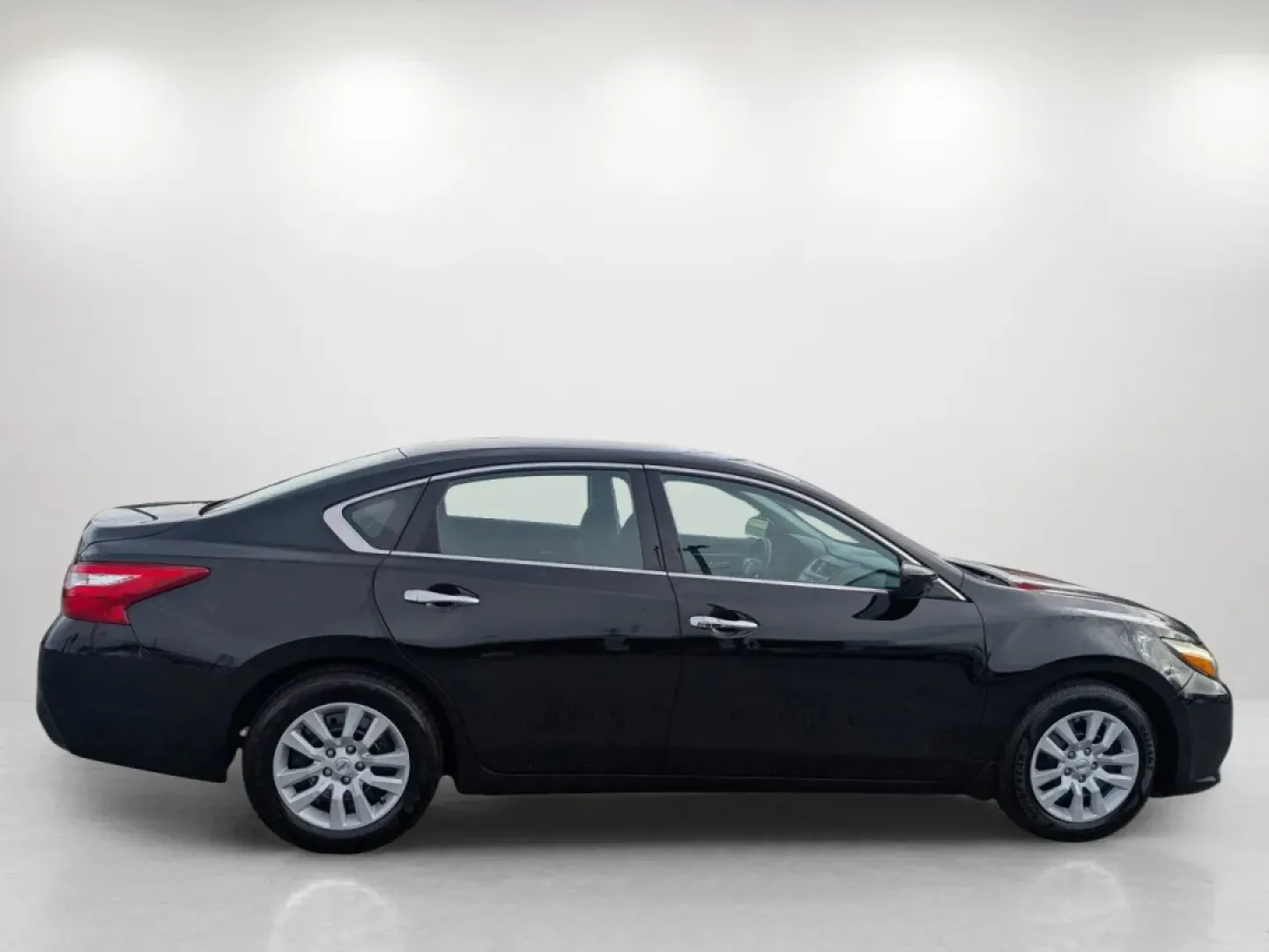 2017 /Charcoal Nissan Altima 2.5 S (1N4AL3AP4HC) with an Other engine, located at 804 22nd Ave, Phenix City, AL, 36870, (334) 297-1860, 32.484749, -85.024475 - **Discover a New Lifestyle with the 2017 Nissan Altima at Gils Auto Your Trusted Buy Here Pay Here Dealership in Phenix City, AL!**<br /> <br /> Are you searching for a reliable sedan that fits seamlessly into your active lifestyle? Look no further than the 2017 Nissan Altima 2.5 S, available at Gi - Photo#3