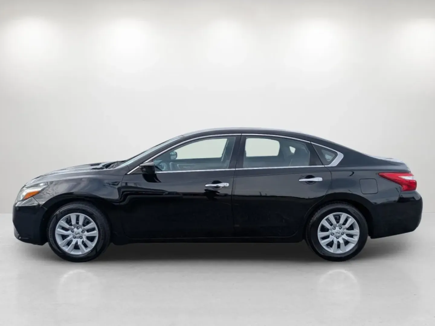 2017 /Charcoal Nissan Altima 2.5 S (1N4AL3AP4HC) with an Other engine, located at 804 22nd Ave, Phenix City, AL, 36870, (334) 297-1860, 32.484749, -85.024475 - **Discover a New Lifestyle with the 2017 Nissan Altima at Gils Auto Your Trusted Buy Here Pay Here Dealership in Phenix City, AL!**<br /> <br /> Are you searching for a reliable sedan that fits seamlessly into your active lifestyle? Look no further than the 2017 Nissan Altima 2.5 S, available at Gi - Photo#7