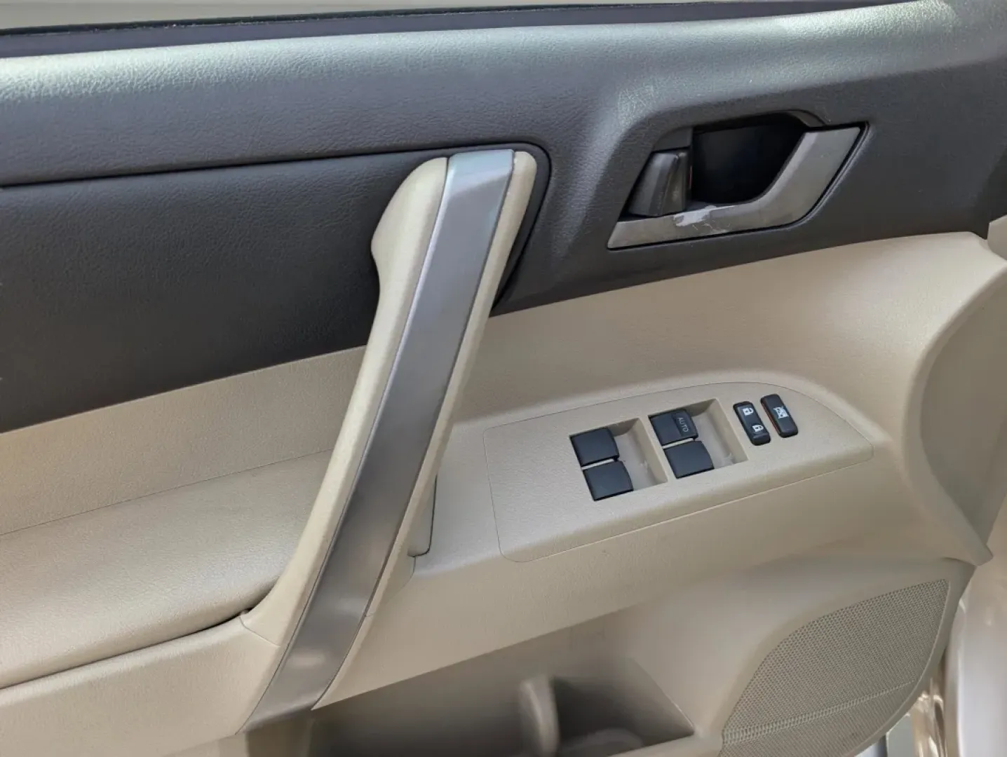 2010 Toyota Highlander SE (5TDKK3EH9AS) with an Other engine, located at 3959 U.S. 80 W, Phenix City, AL, 36870, (334) 297-4885, 32.469296, -85.135185 - **Unleash Your Adventurous Spirit with the 2010 Toyota Highlander SE!**<br /> <br /> Are you ready to embrace a lifestyle of adventure and comfort? The 2010 Toyota Highlander SE is your perfect companion for family outings, weekend getaways, or daily commutes-offering versatility that fits seamlessl - Photo#8