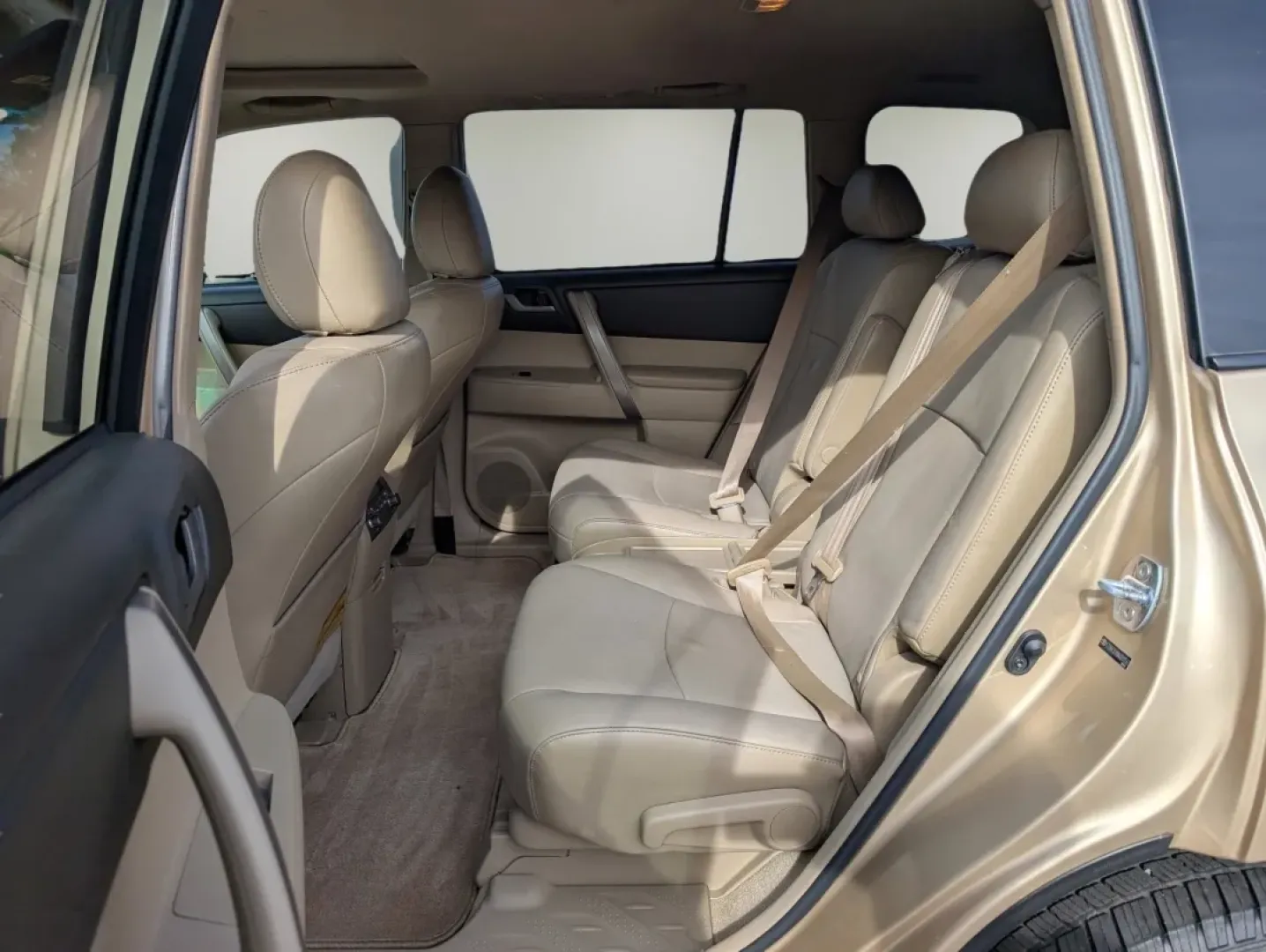 2010 Toyota Highlander SE (5TDKK3EH9AS) with an Other engine, located at 3959 U.S. 80 W, Phenix City, AL, 36870, (334) 297-4885, 32.469296, -85.135185 - **Unleash Your Adventurous Spirit with the 2010 Toyota Highlander SE!**<br /> <br /> Are you ready to embrace a lifestyle of adventure and comfort? The 2010 Toyota Highlander SE is your perfect companion for family outings, weekend getaways, or daily commutes-offering versatility that fits seamlessl - Photo#10