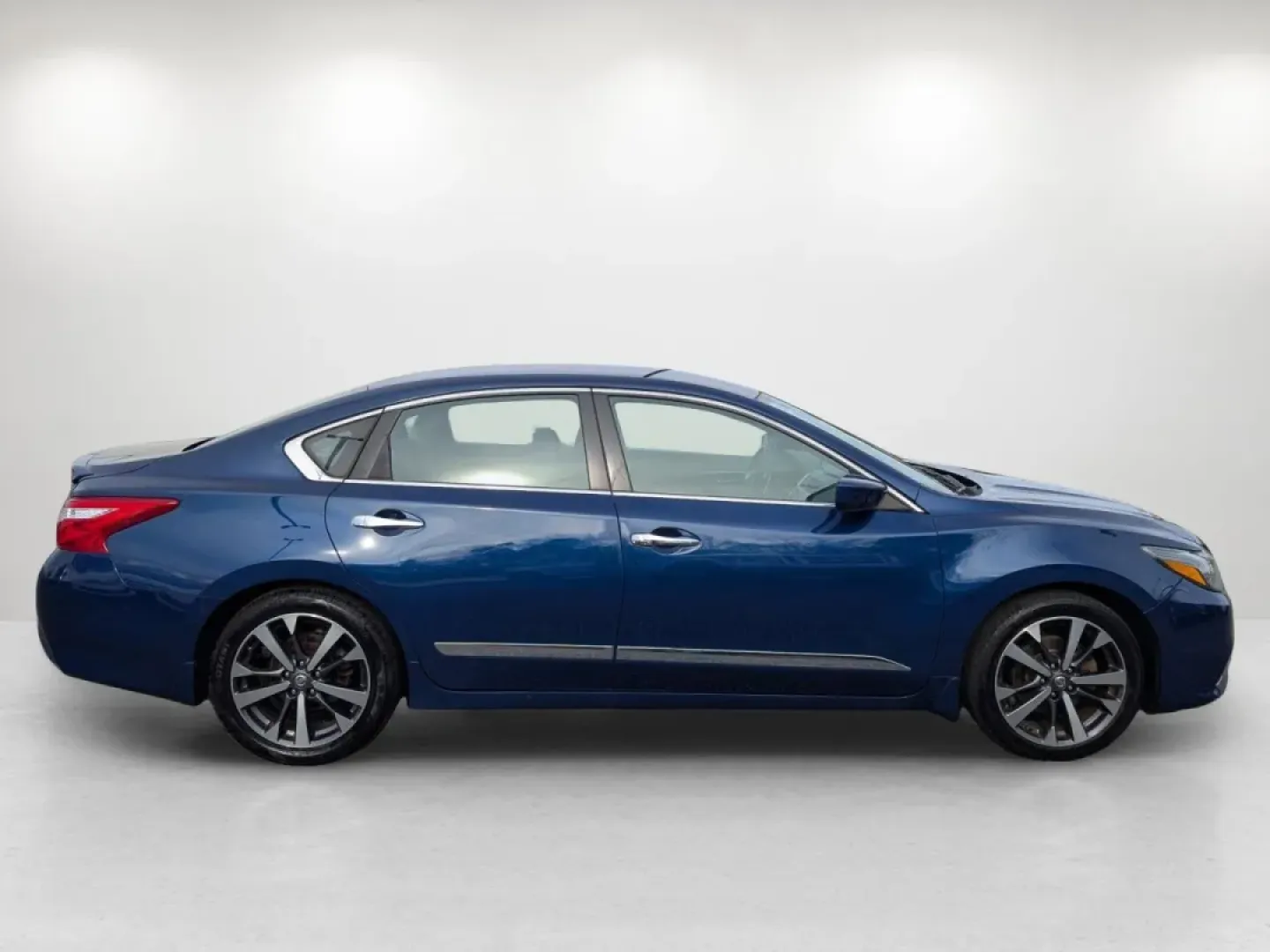 2016 /Charcoal Nissan Altima 2.5 SR (1N4AL3APXGN) with an Other engine, located at 7000 Northlake Connector, Columbus, GA, 31904, (706) 987-8085, 32.524975, -84.978134 - Are you searching for a reliable and stylish sedan that fits perfectly into your busy lifestyle? Look no further! The 2016 Nissan Altima 2.5 SR is the ideal vehicle for daily commuters, families on the go, or anyone looking for a dependable ride to navigate through Phenix City and beyond. With its s - Photo#3