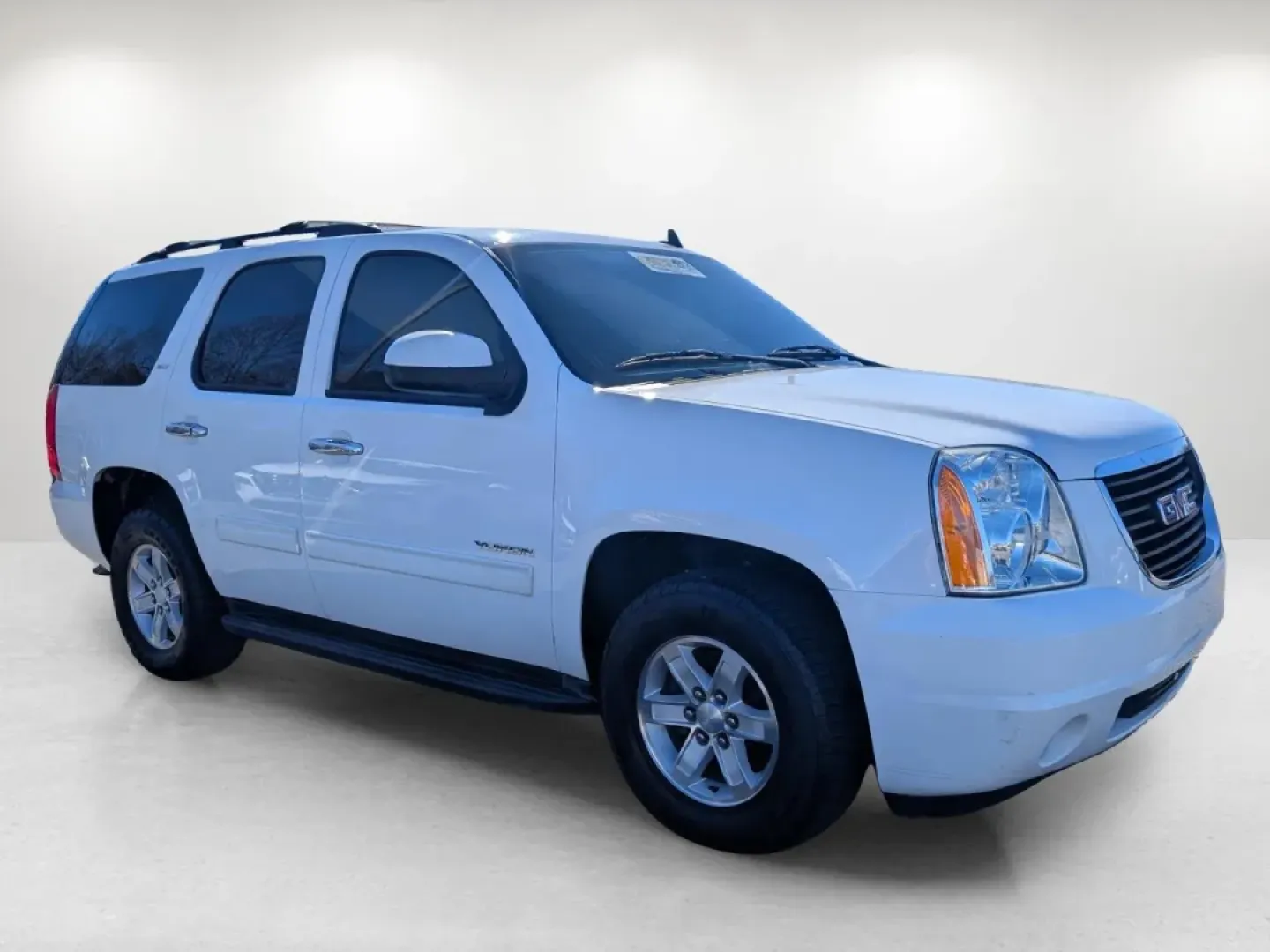 2014 /Light Titanium GMC Yukon SLT (1GKS1CE05ER) with an Other engine, located at 1430 Gateway Drive, Opelika, AL, 36801, (334) 239-0944, 32.637871, -85.409790 - Are you ready to elevate your family adventures or tackle daily commutes with unparalleled comfort and versatility? Look no further than this 2014 GMC Yukon SLT, now available at Gils Auto in Phenix City, AL. This robust SUV is the perfect companion for growing families, weekend road trips, or anyon - Photo#2